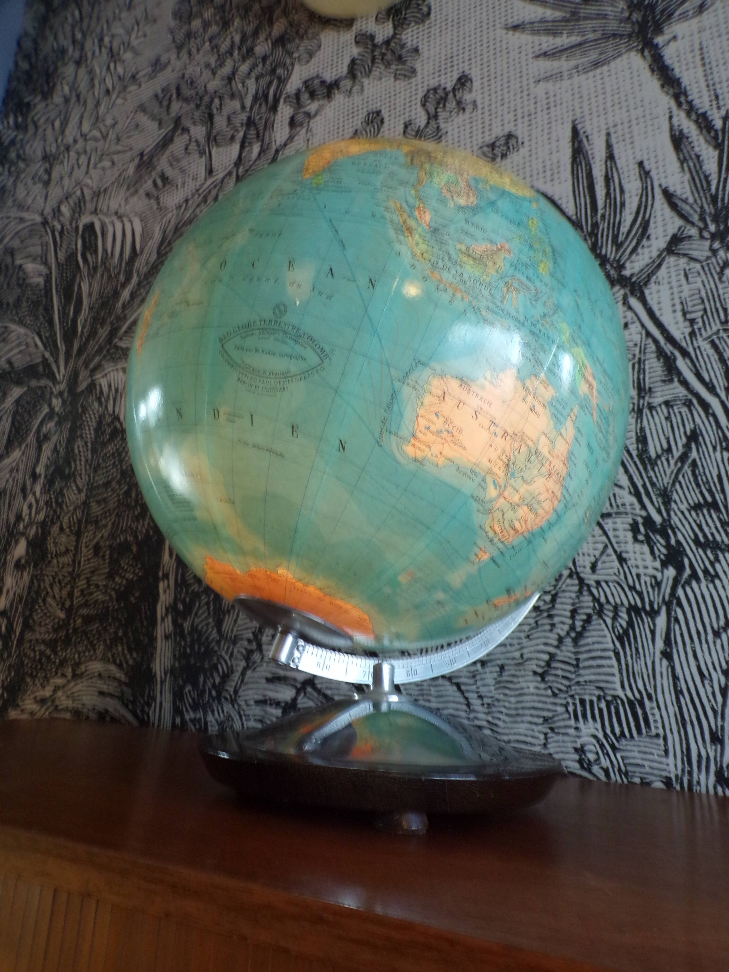 Columbus illuminated globe Ø32cm
