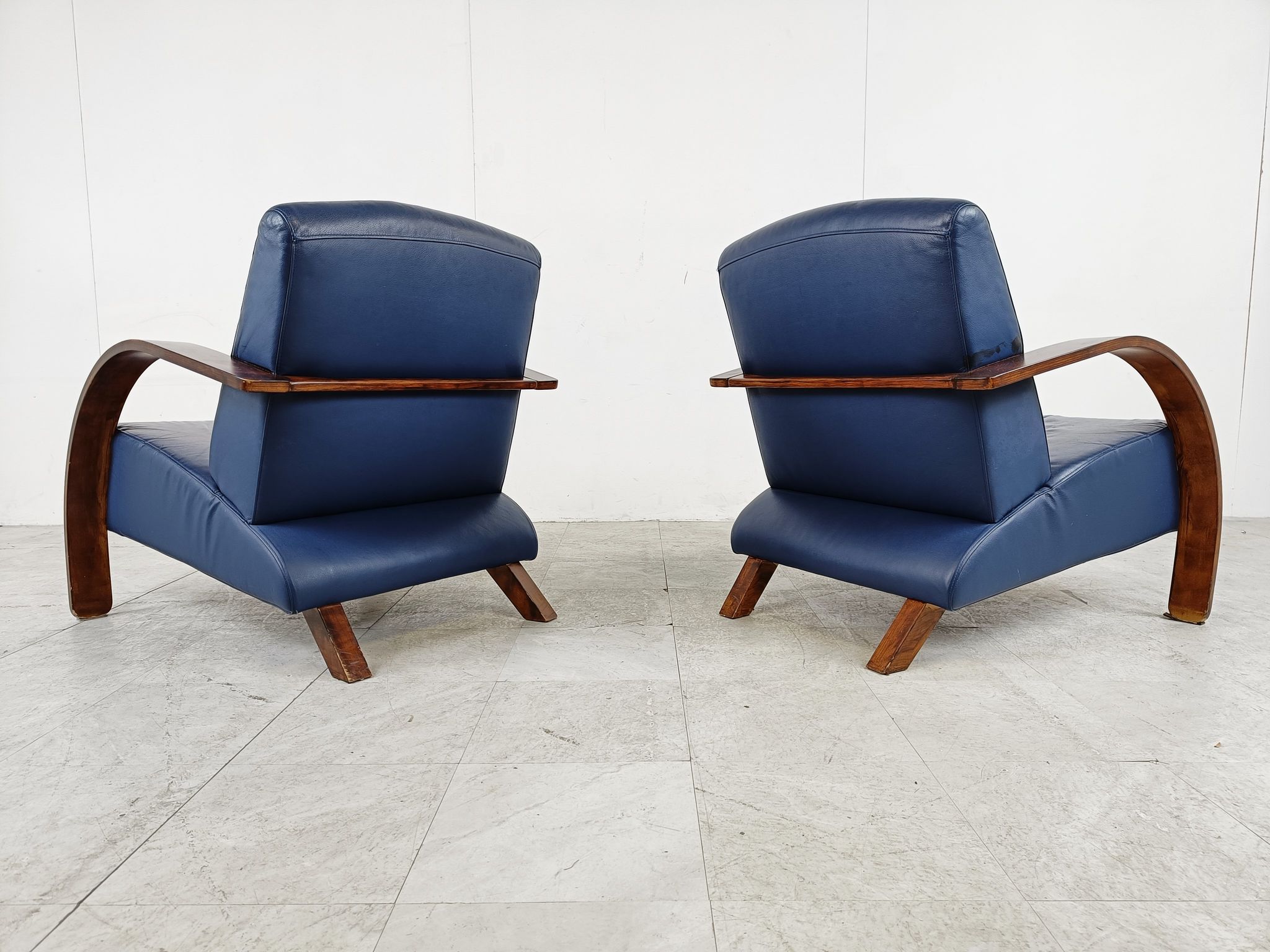 Paire de fauteuils en bois courbé et cuir bleu, années 1970