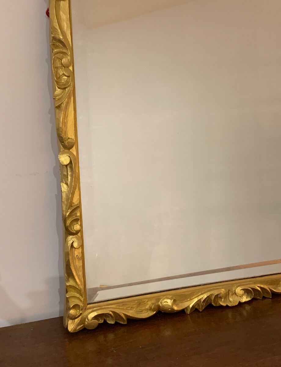 Miroir biseauté baroque aux fleurs sculptées et dorées
