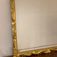 Miroir biseauté baroque aux fleurs sculptées et dorées