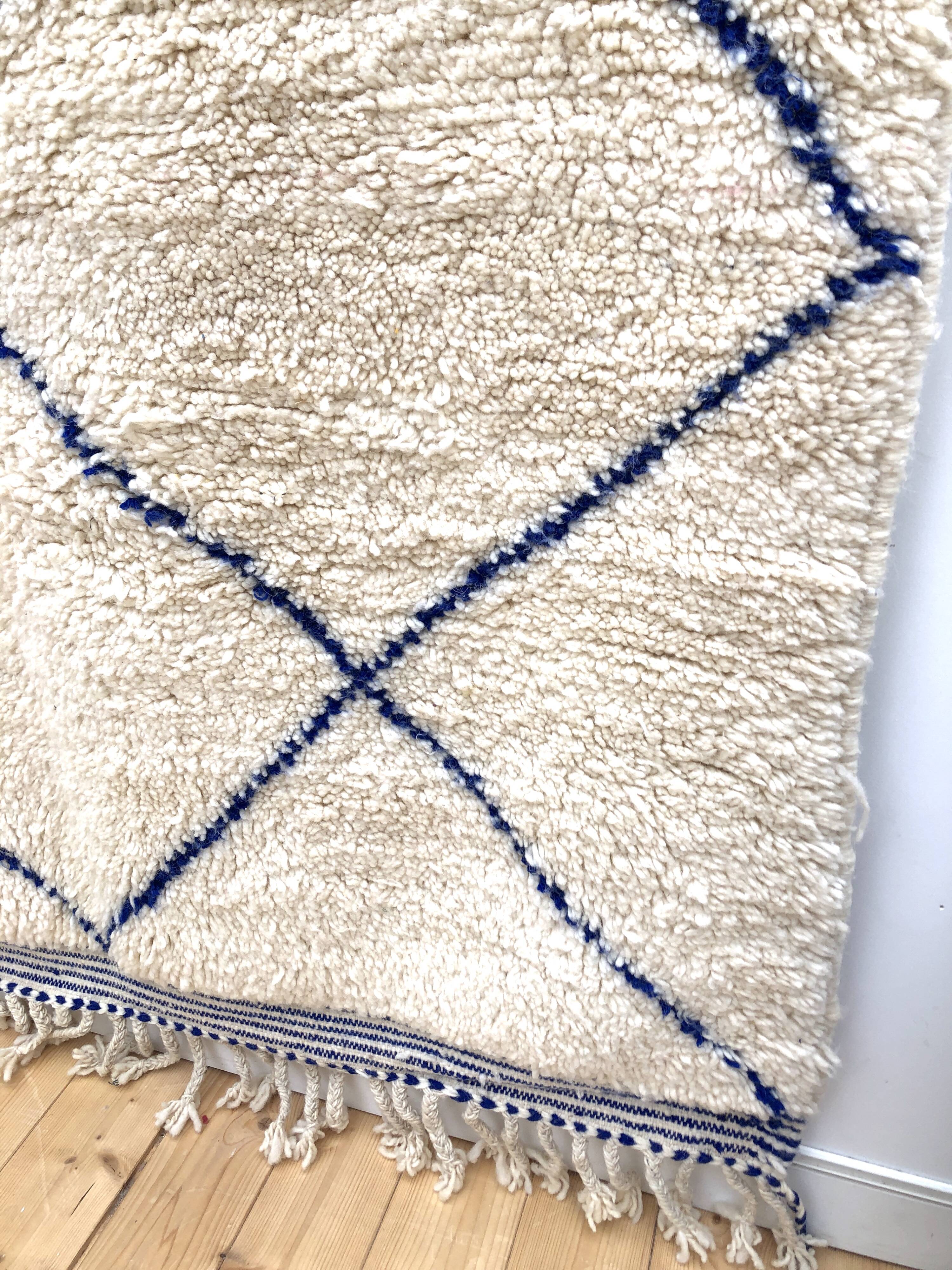 Moroccan Berber carpet Beni Ouarain ecru with majorelle blue diamonds 2.54x1.54m