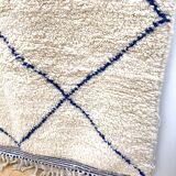 Moroccan Berber carpet Beni Ouarain ecru with majorelle blue diamonds 2.54x1.54m