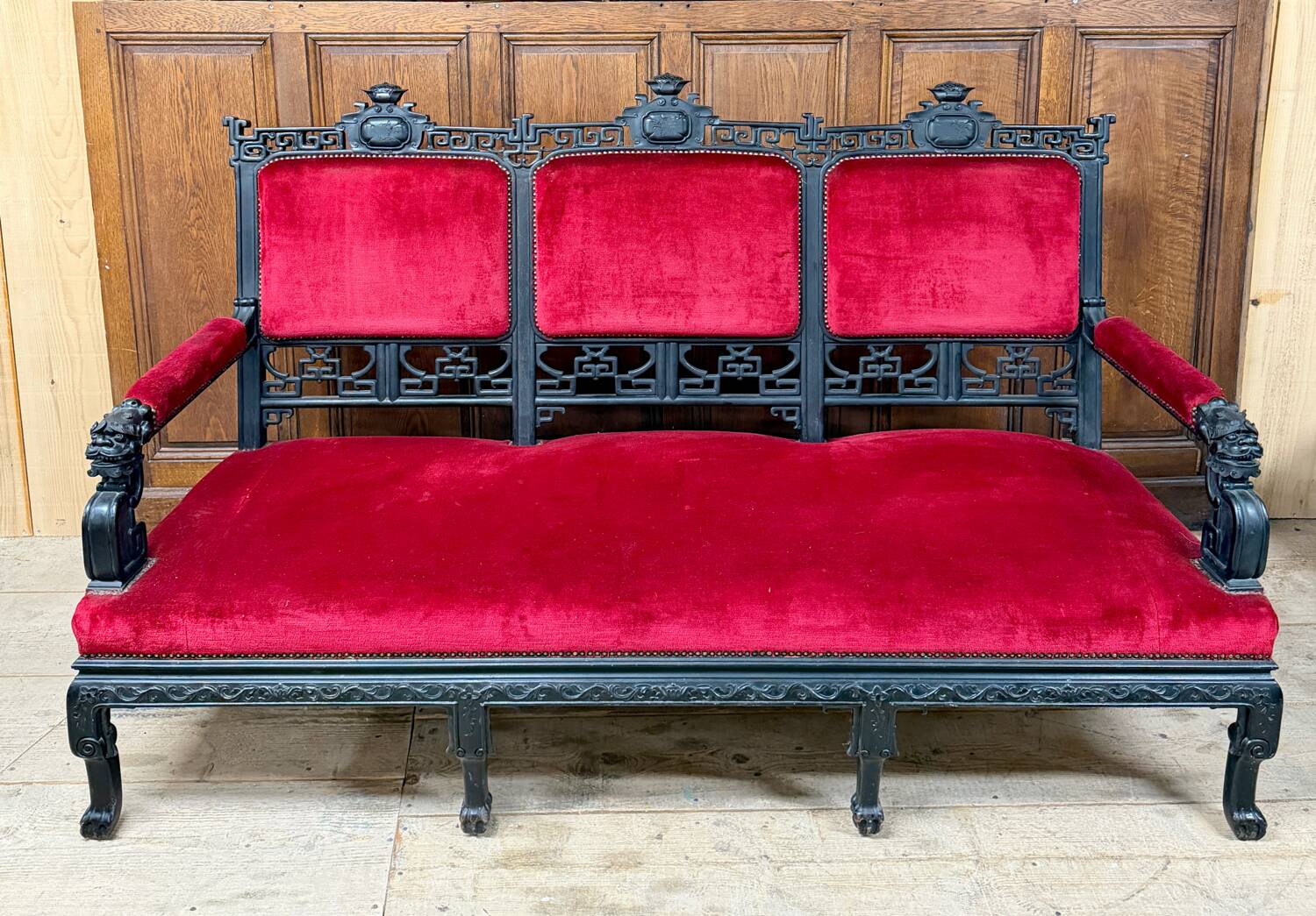 Large Japanese-style sofa in carved wood and red velvet, 19th century