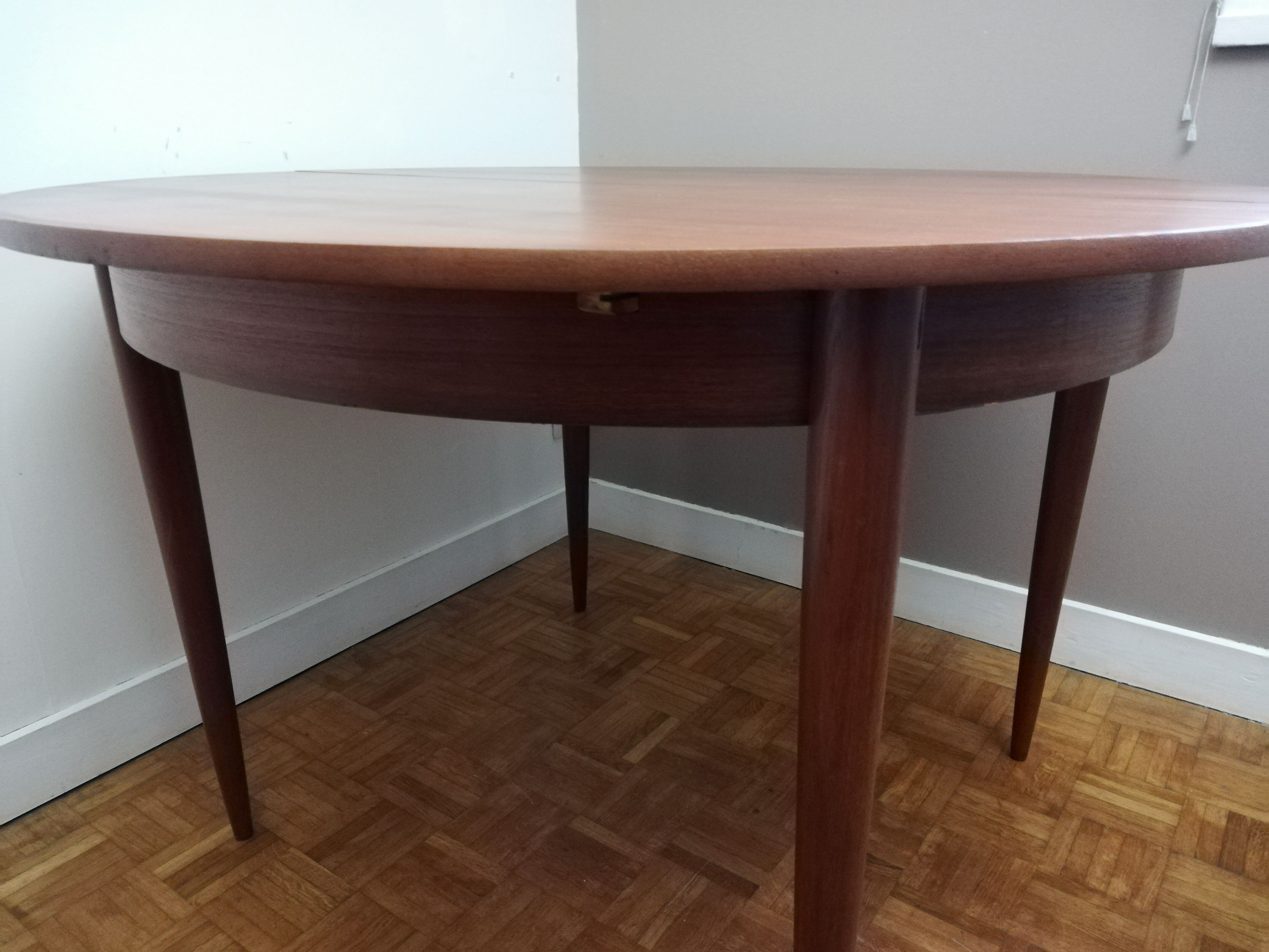 Scandinavian Extendable Roundtable