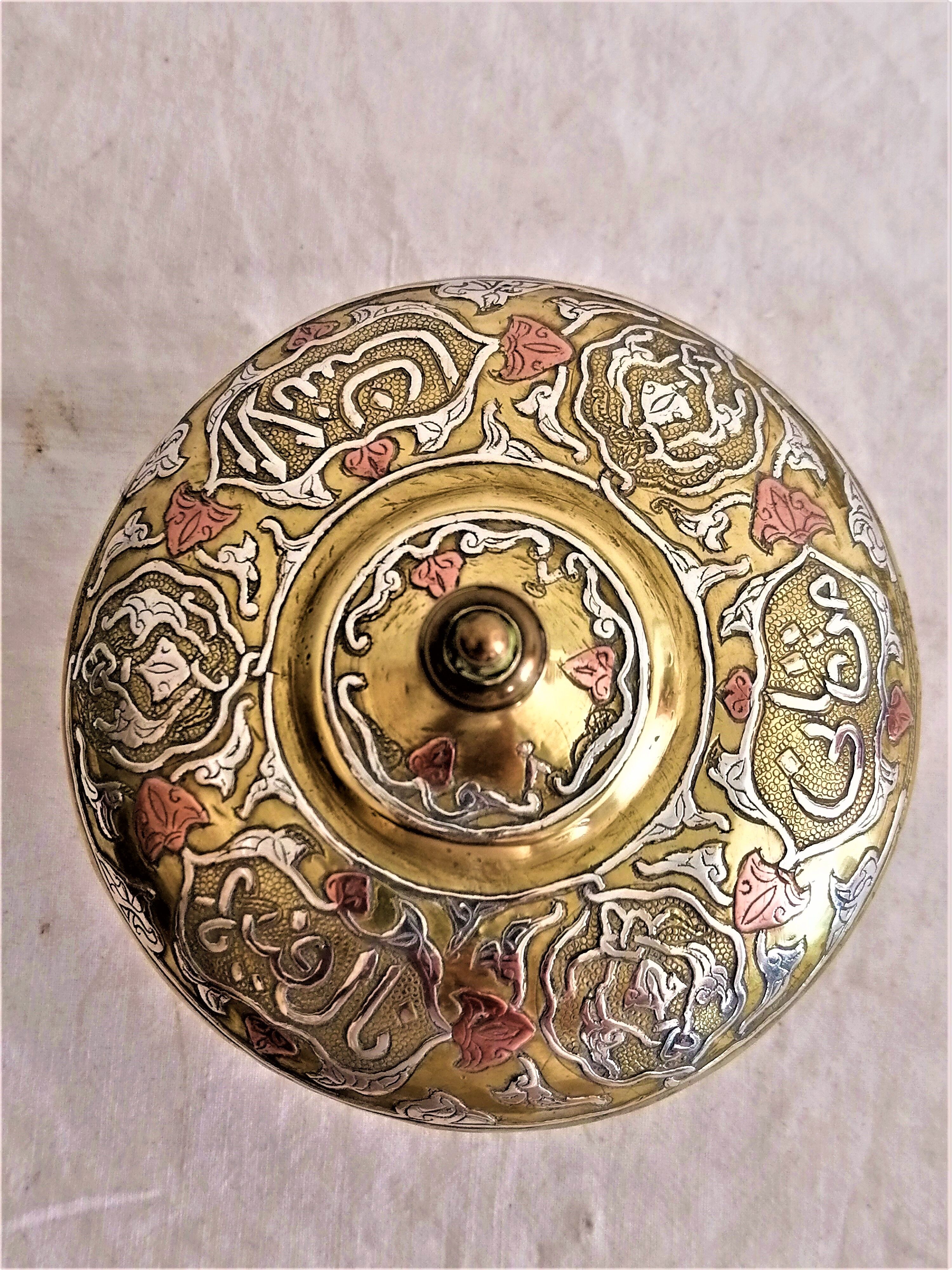 Boite pot couvert oriental en laiton damasquiné cuivre et argent. Calligraphie.