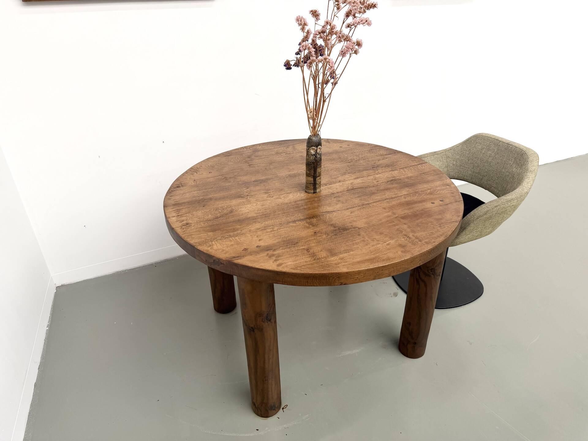 Table ronde moderniste chêne massif, piètement cylindrique pin, DLG Perrian