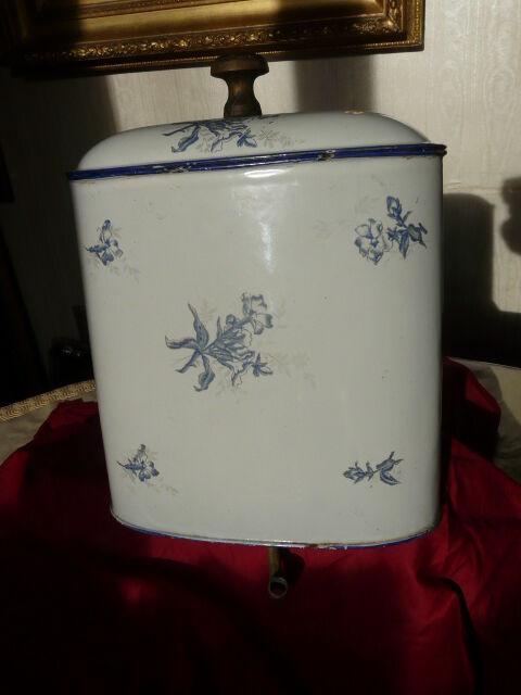 Fontaine murale en tôle émaillée décor de fleurs bleues sur fond blanc