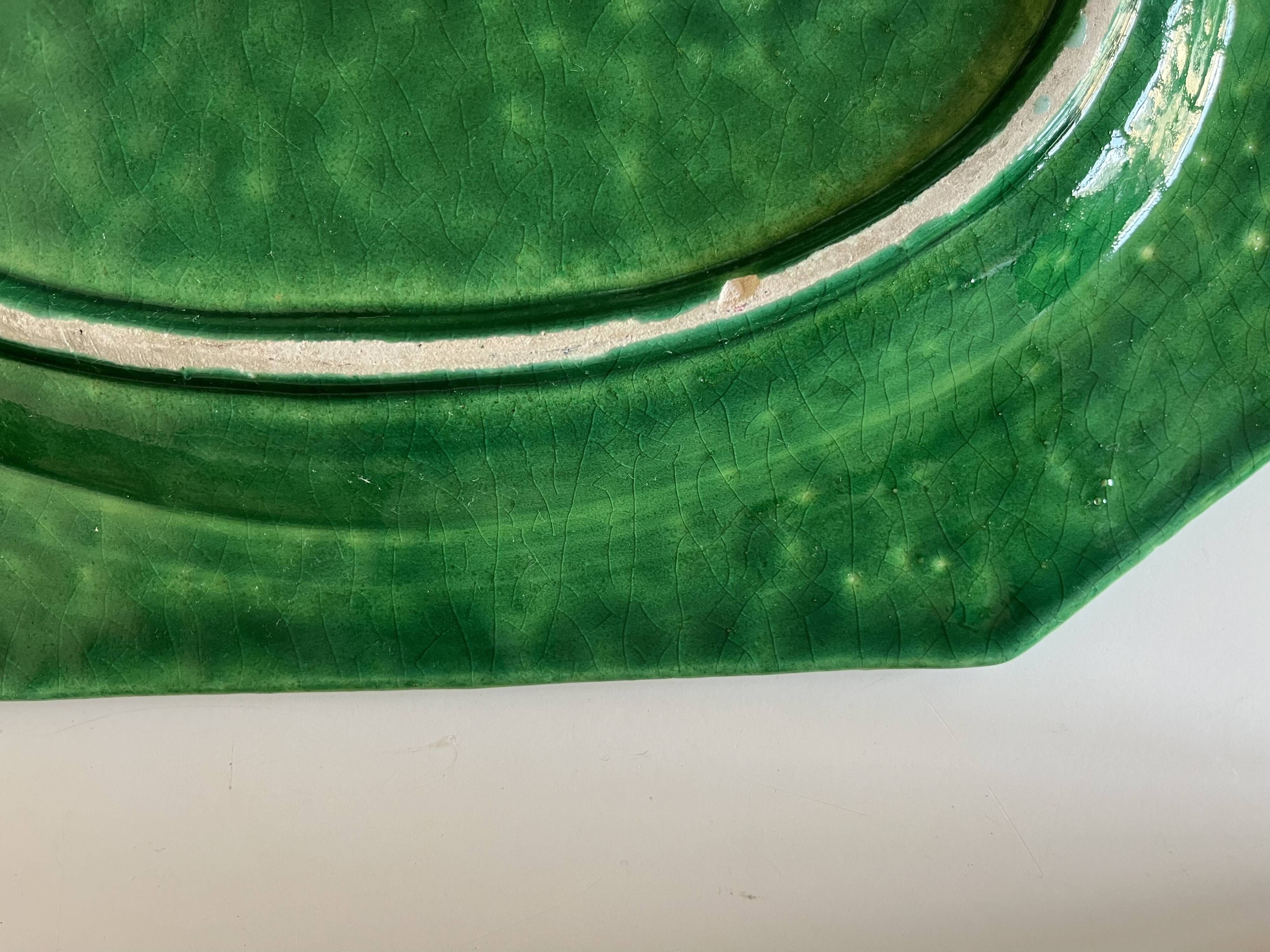 Plat néoclassique octogonal perles en terre vernissée vert XL