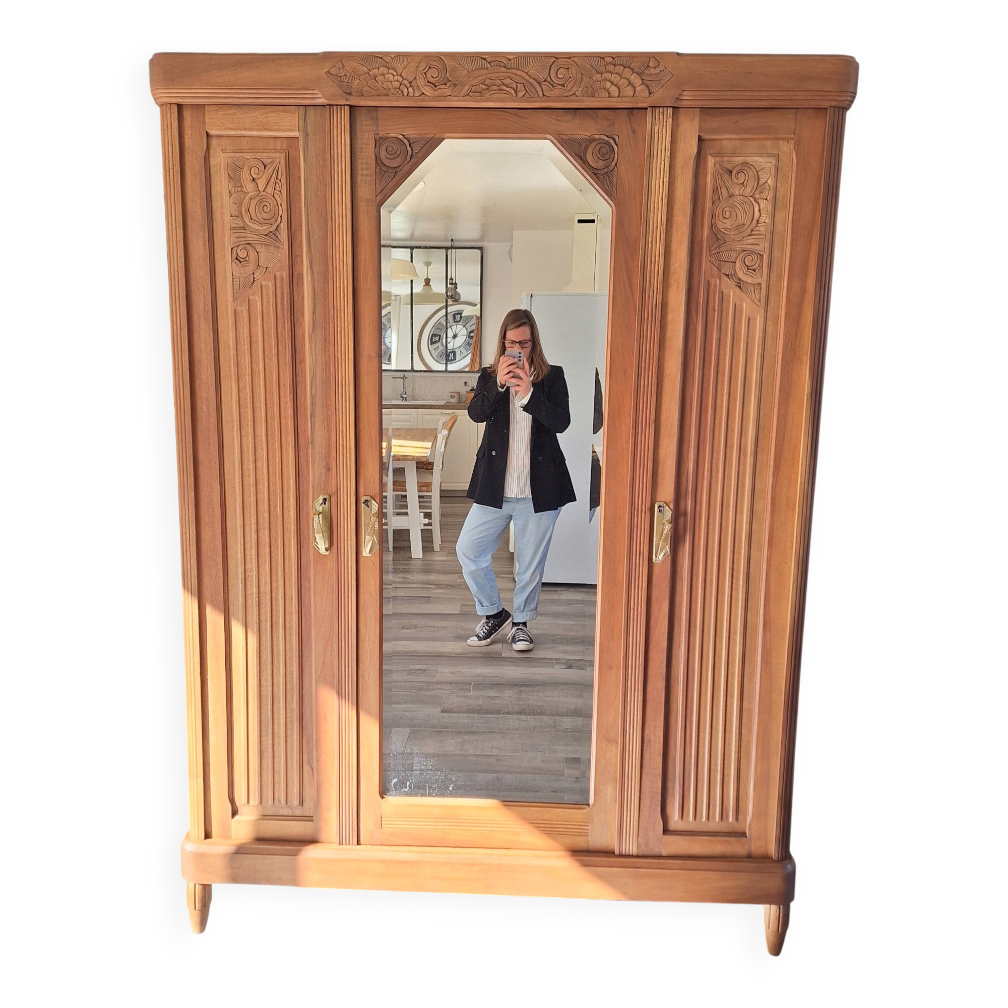 Armoire Art déco en noyer massif sculpté, 1930