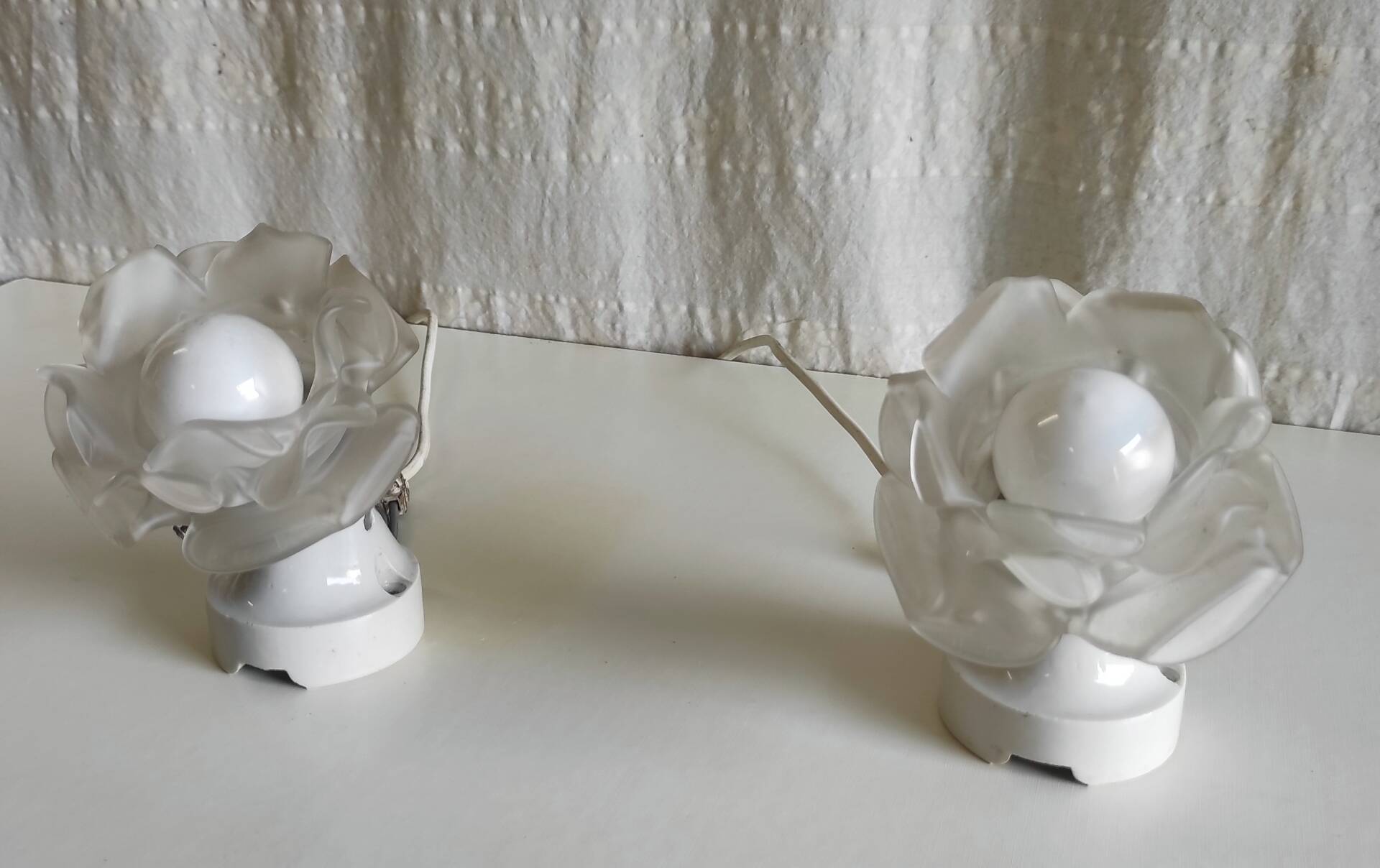 Art Deco style wall lights in porcelain and floral glass paste - 30s