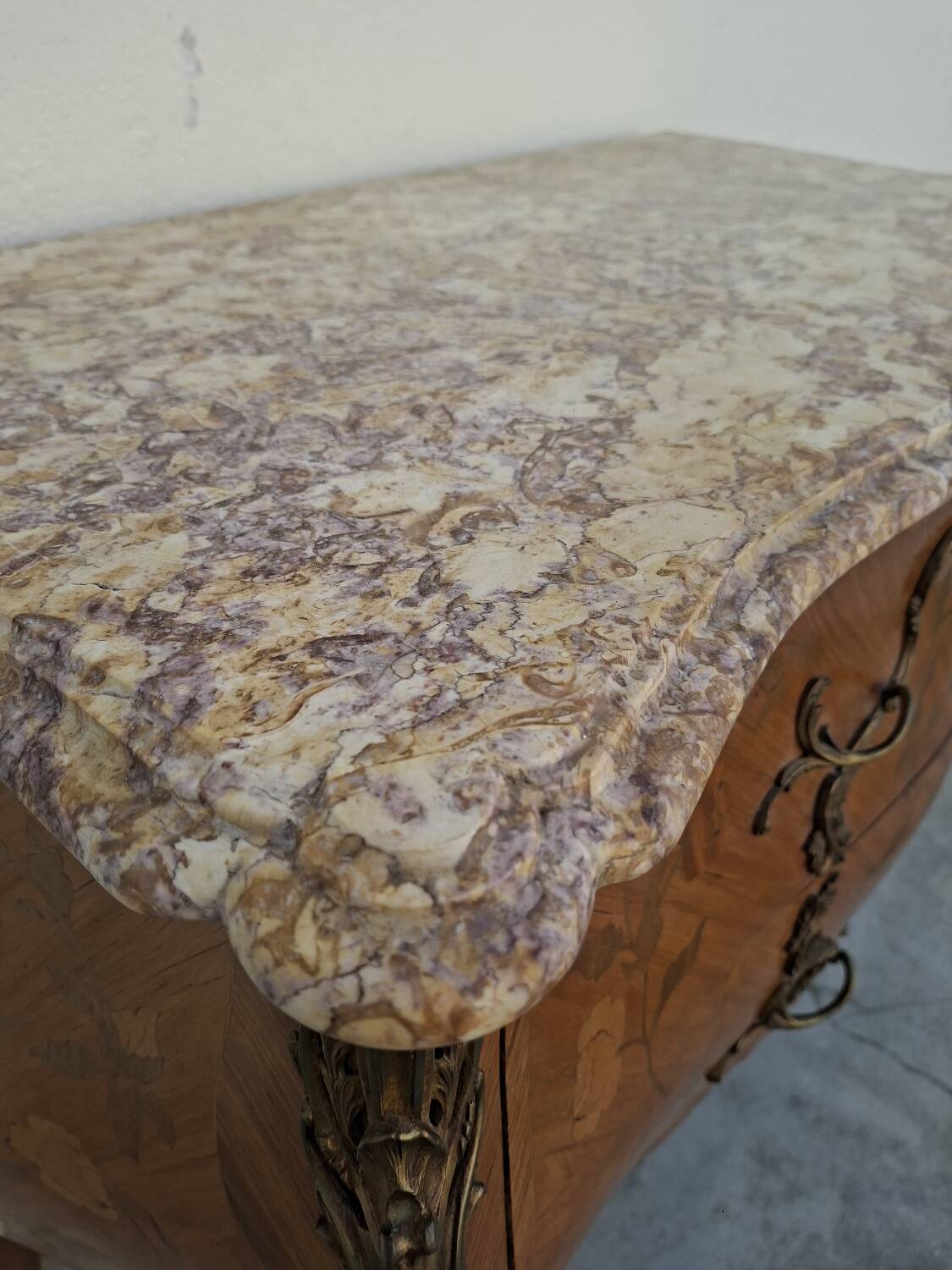 Commode style Louis XV en marqueterie et bois de rose