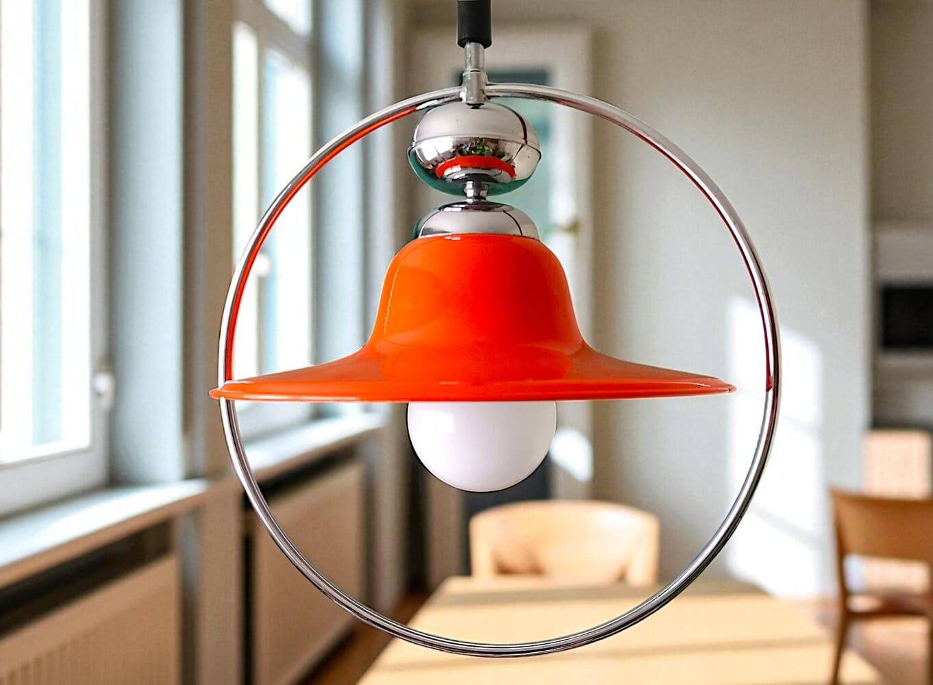 Lampe suspendue moderne orange brillante du milieu du siècle, années 1960