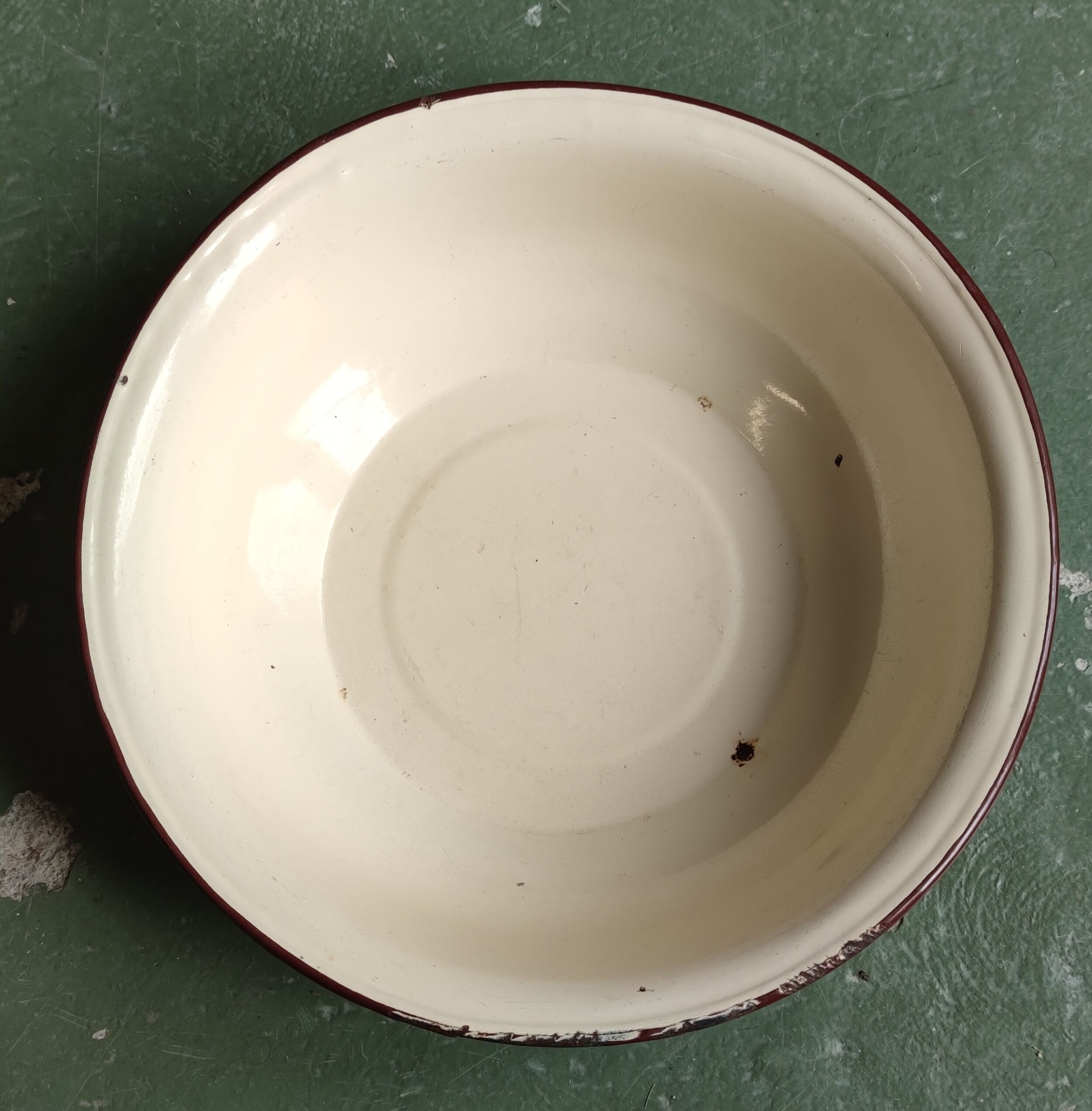 Enamelled metal bowl