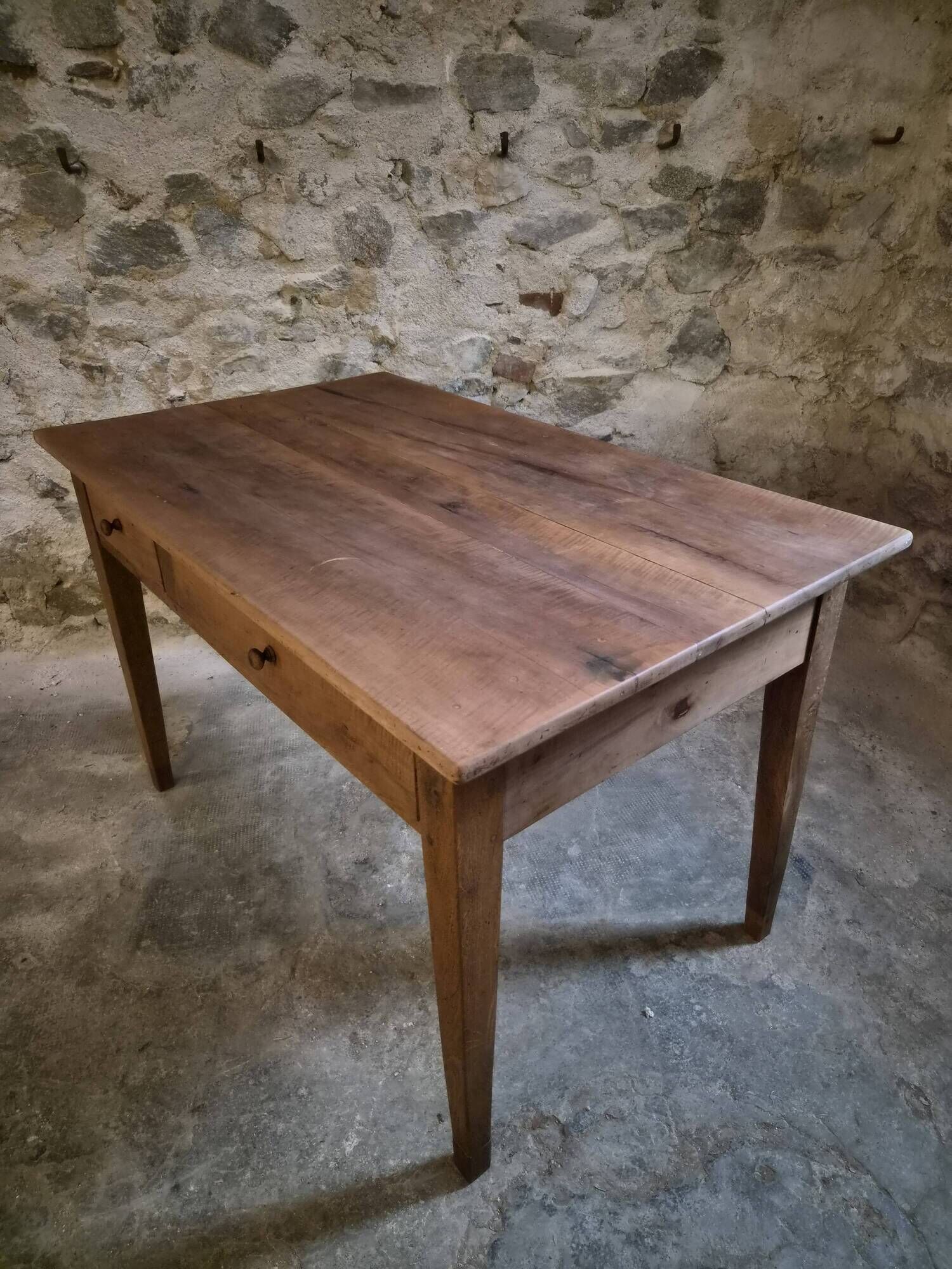 Table à manger française ancienne en merisier avec deux tiroirs, vers 1880–1920