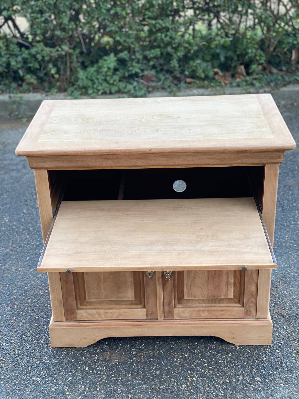 Buffet Louis Philippe deux portes meuble TV rénové en bois massif merisier brut