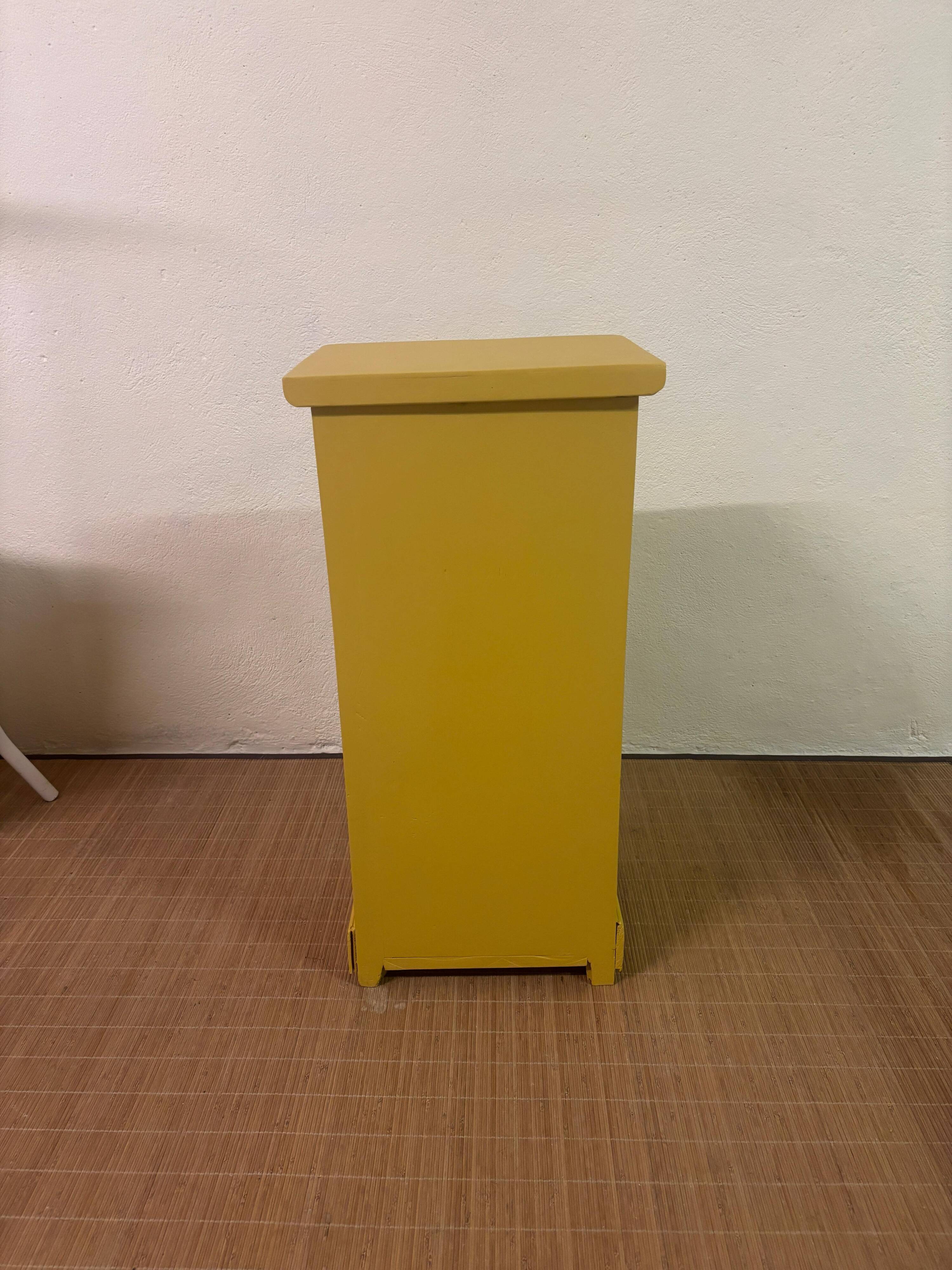 Petit meuble d'appoint ancien revisité – bois naturel et jaune moutarde