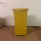 Petit meuble d'appoint ancien revisité – bois naturel et jaune moutarde