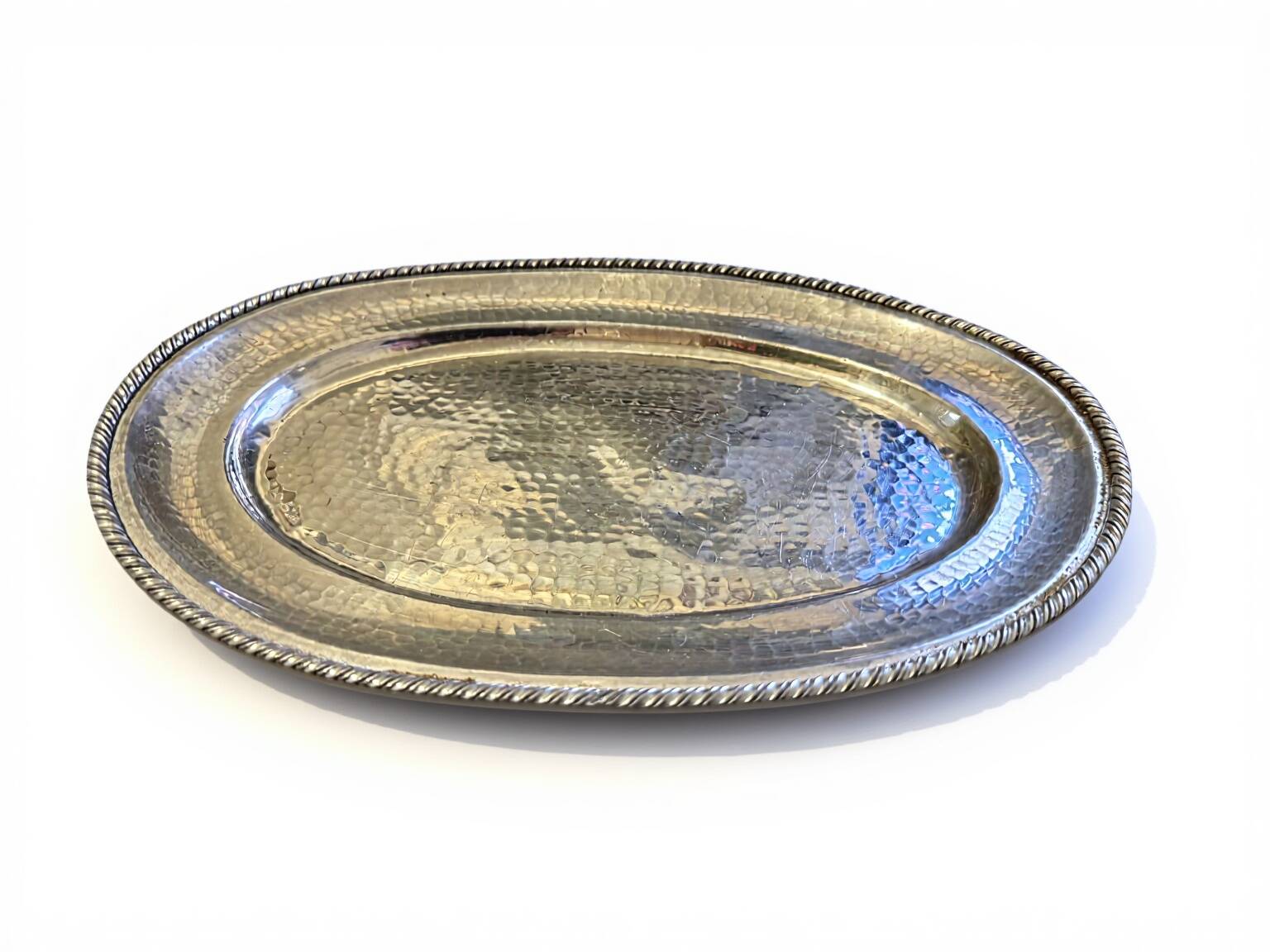 Tray in 95% pewter, hand-hammered, Italian production from the 1960s.