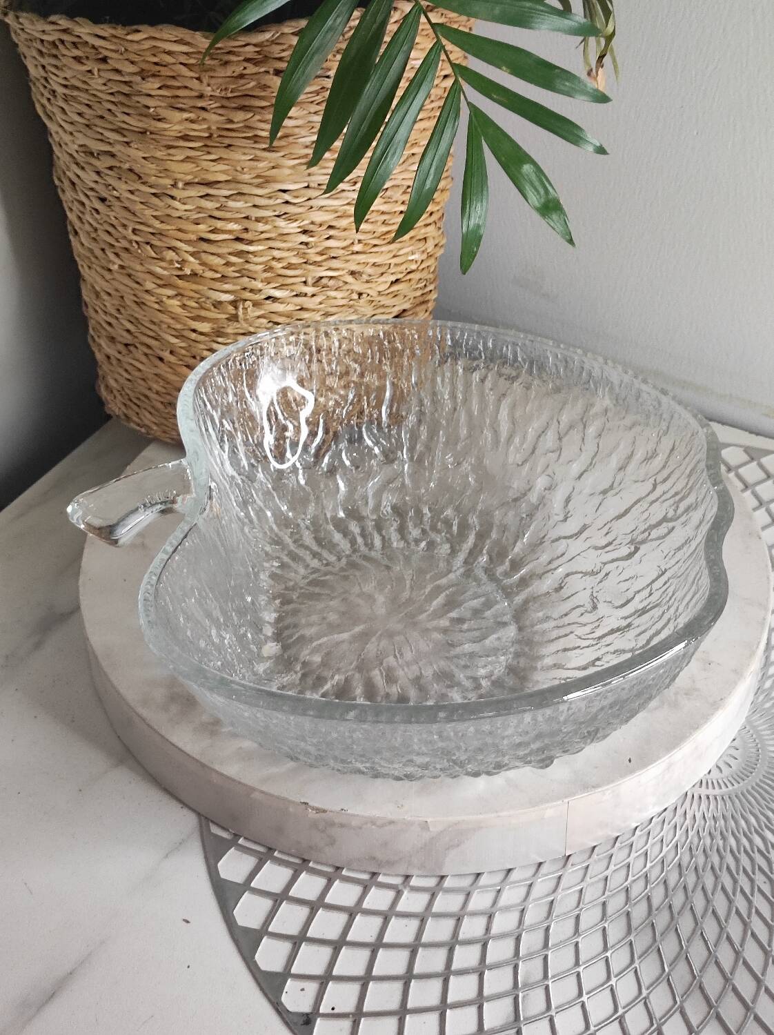 Apple-shaped fruit salad service