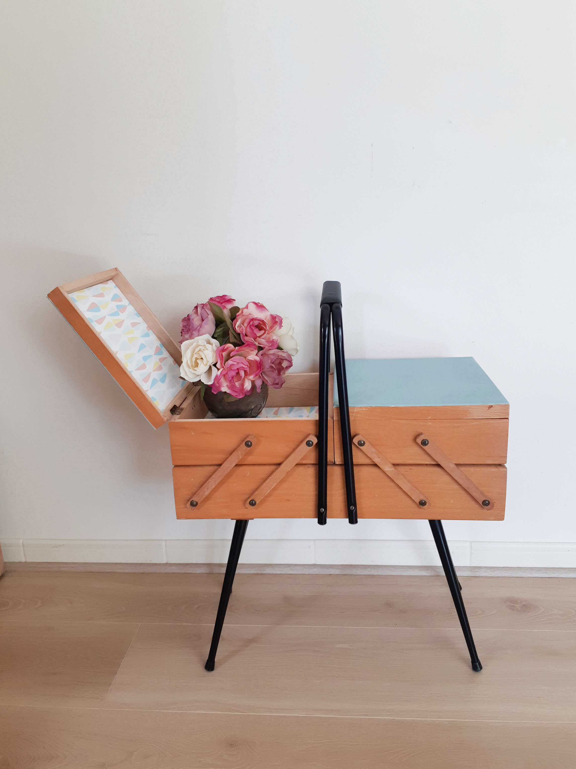 Travailleuse en bois et métal