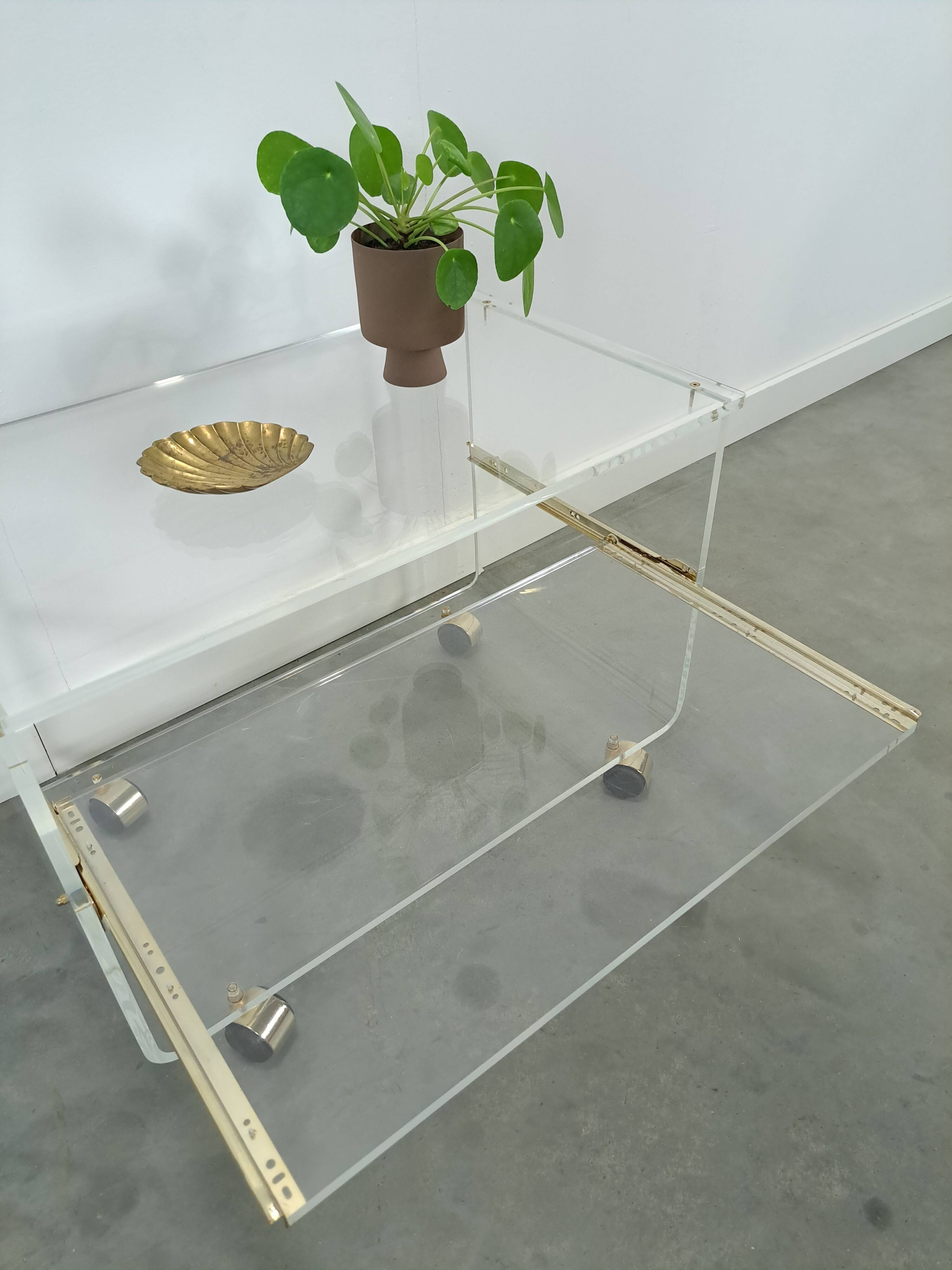 Space age plexiglas trolley met messing
