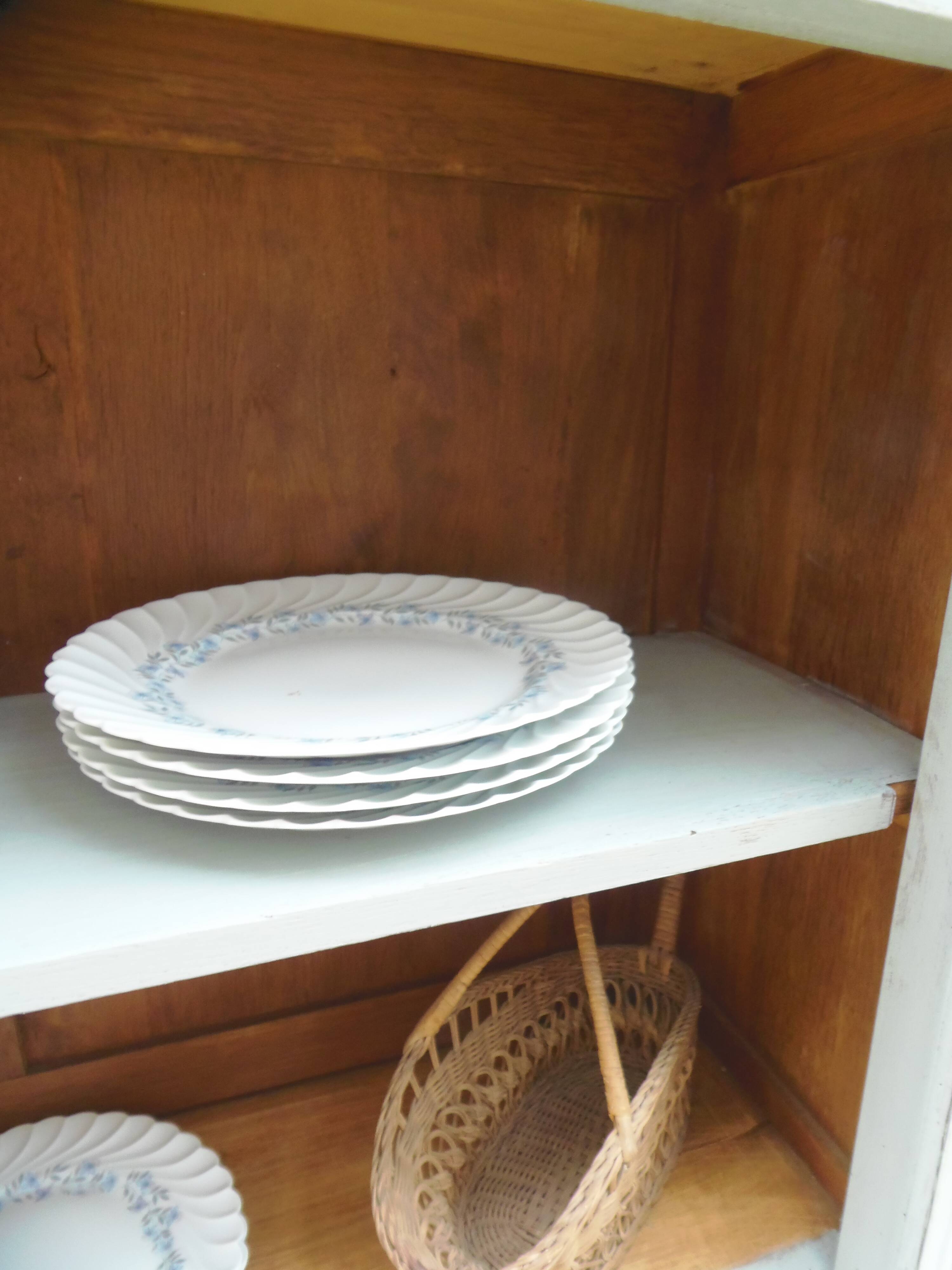 Vitrine vintage de faible profondeur sublimée en vert de gris plateau bois.