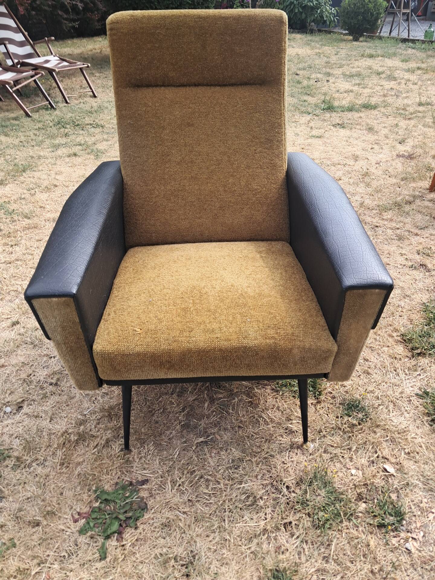 Fauteuil vintage années 70 moutarde et skaï noir