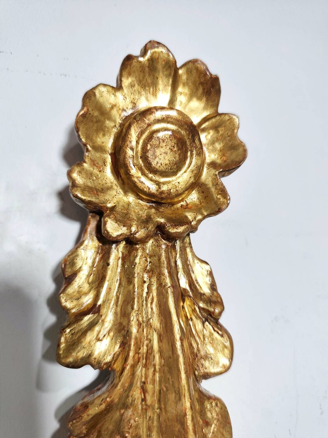 Aplique de pared de madera dorada. España, 1940s.