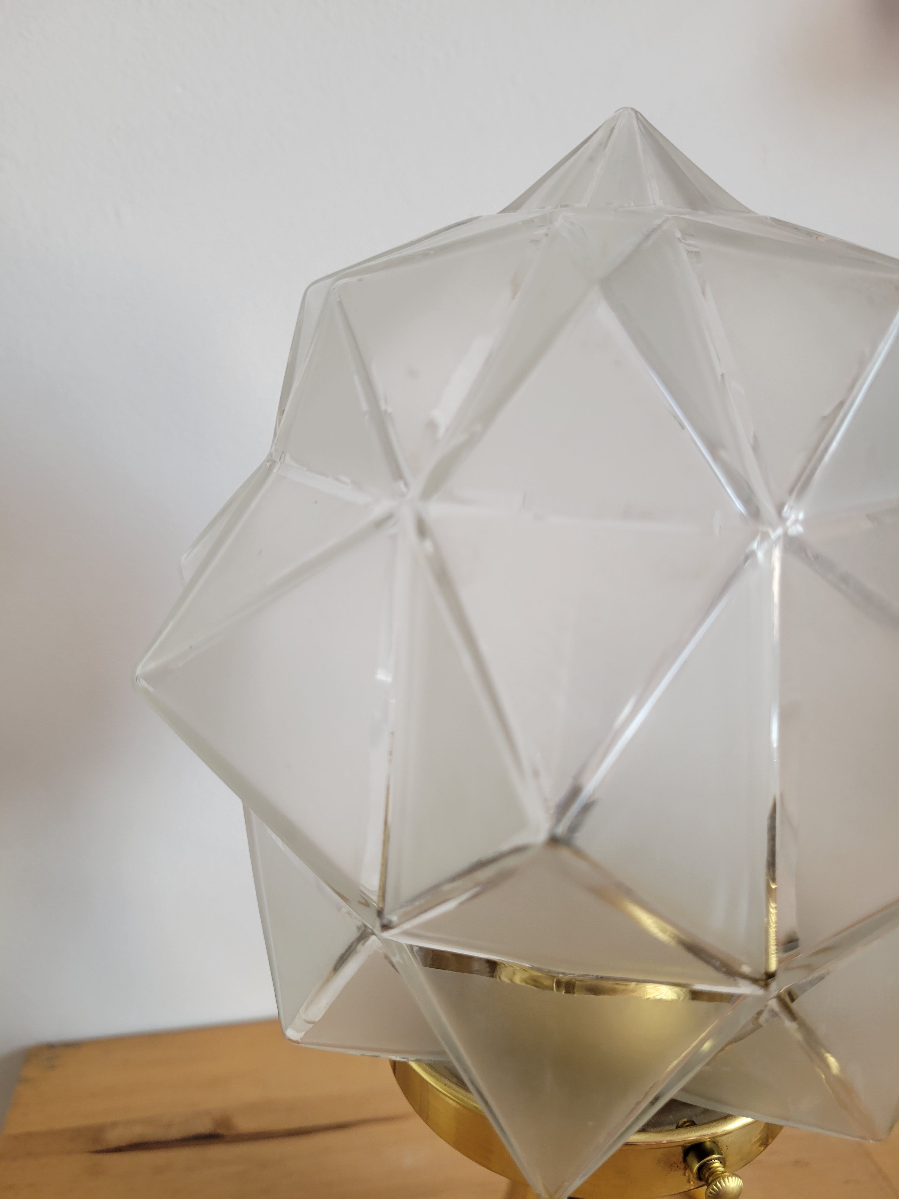 Lampe en laiton avec globe à facettes