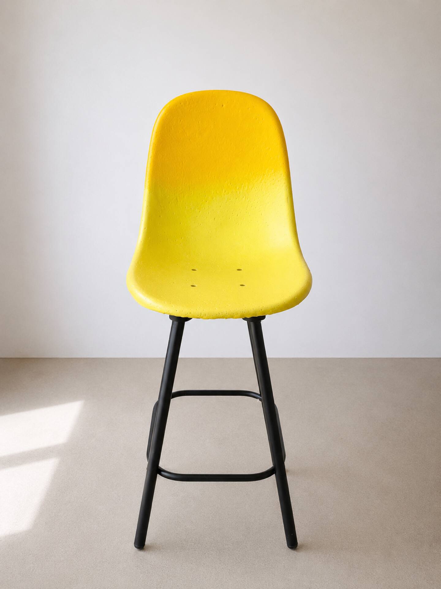 Lot de 4 tabourets de bar design sculptural – coques texturées bicolor