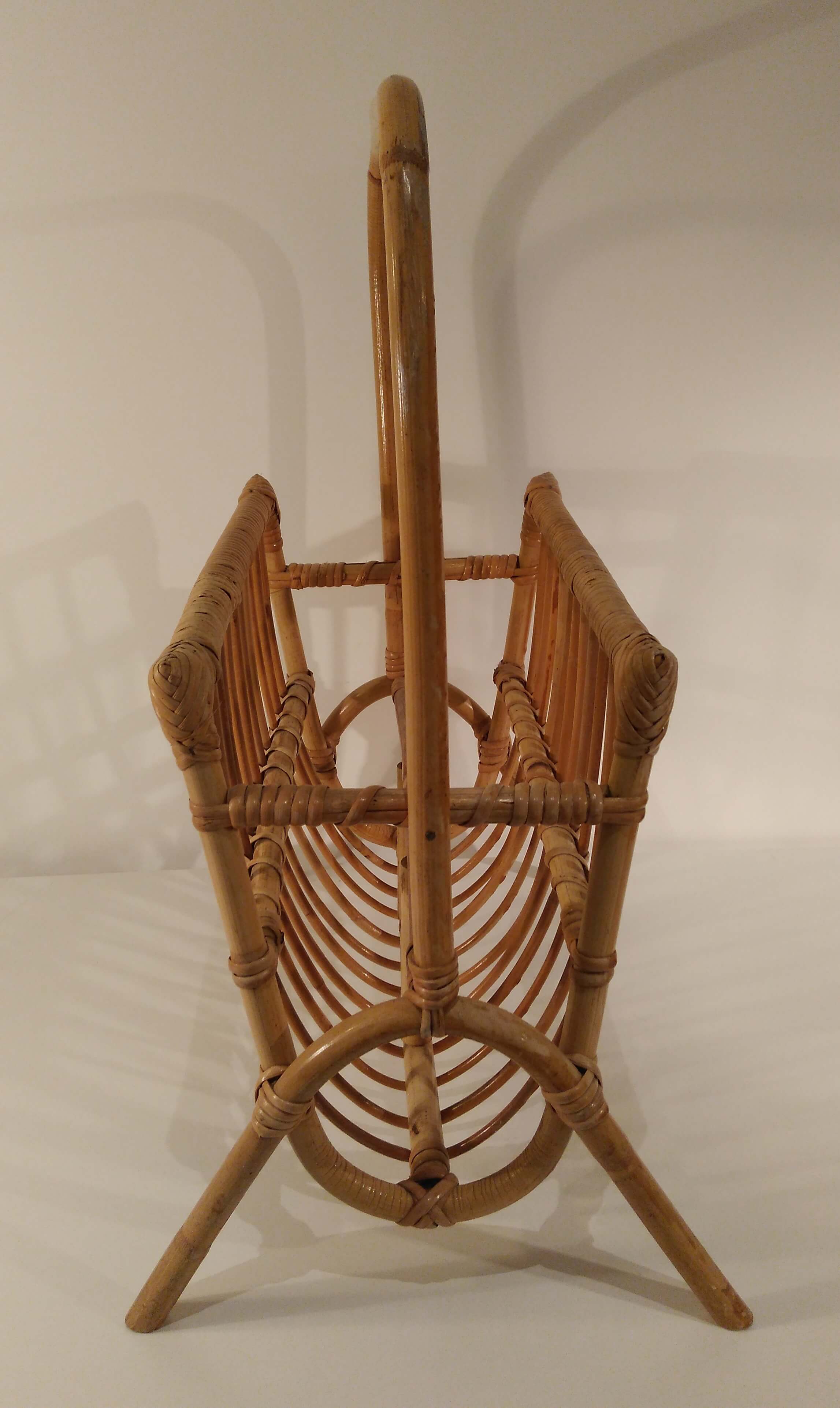 Magazine holder in rattan