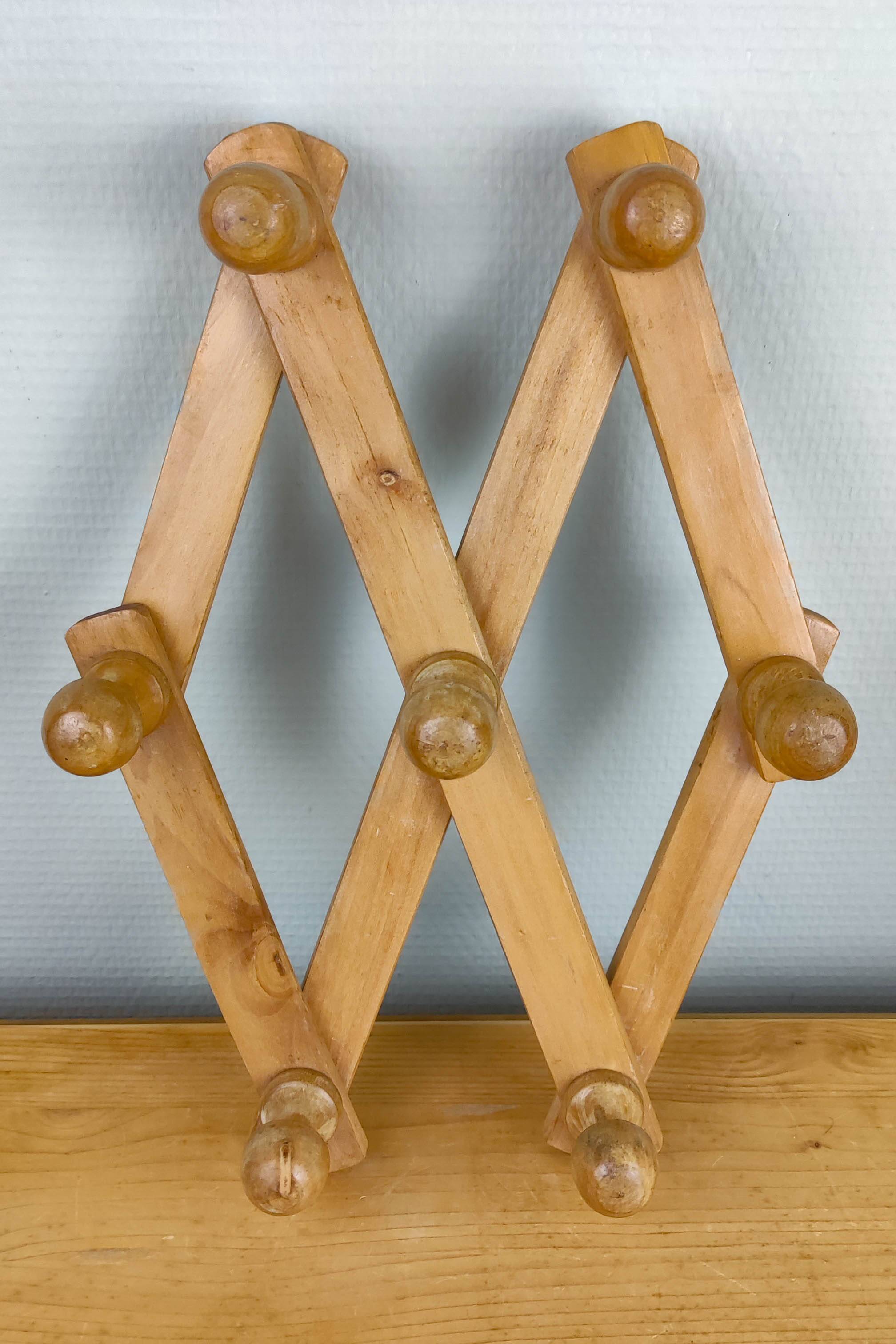 Wooden accordion coat rack