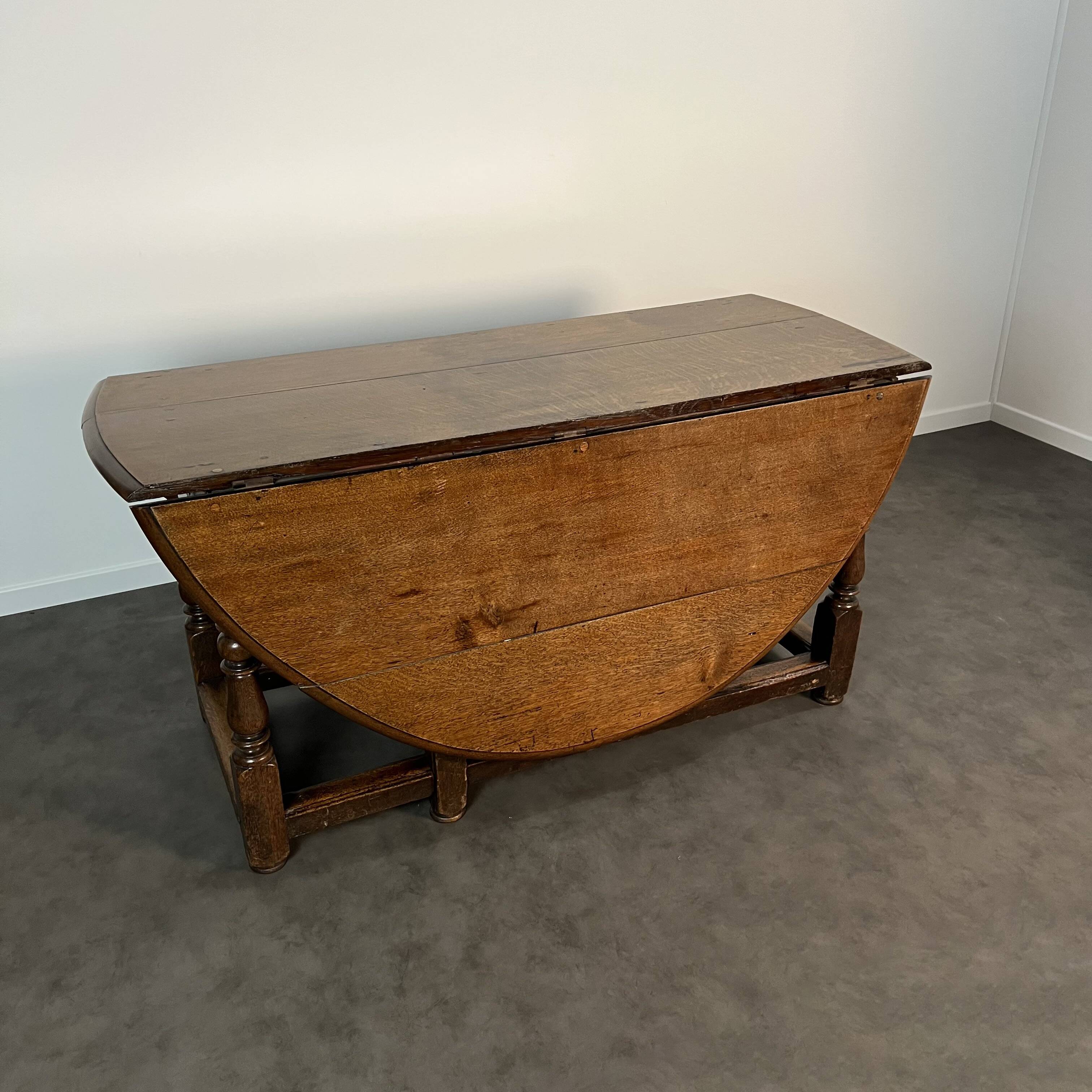 18th-century oak Gateleg drop-leaf dining table