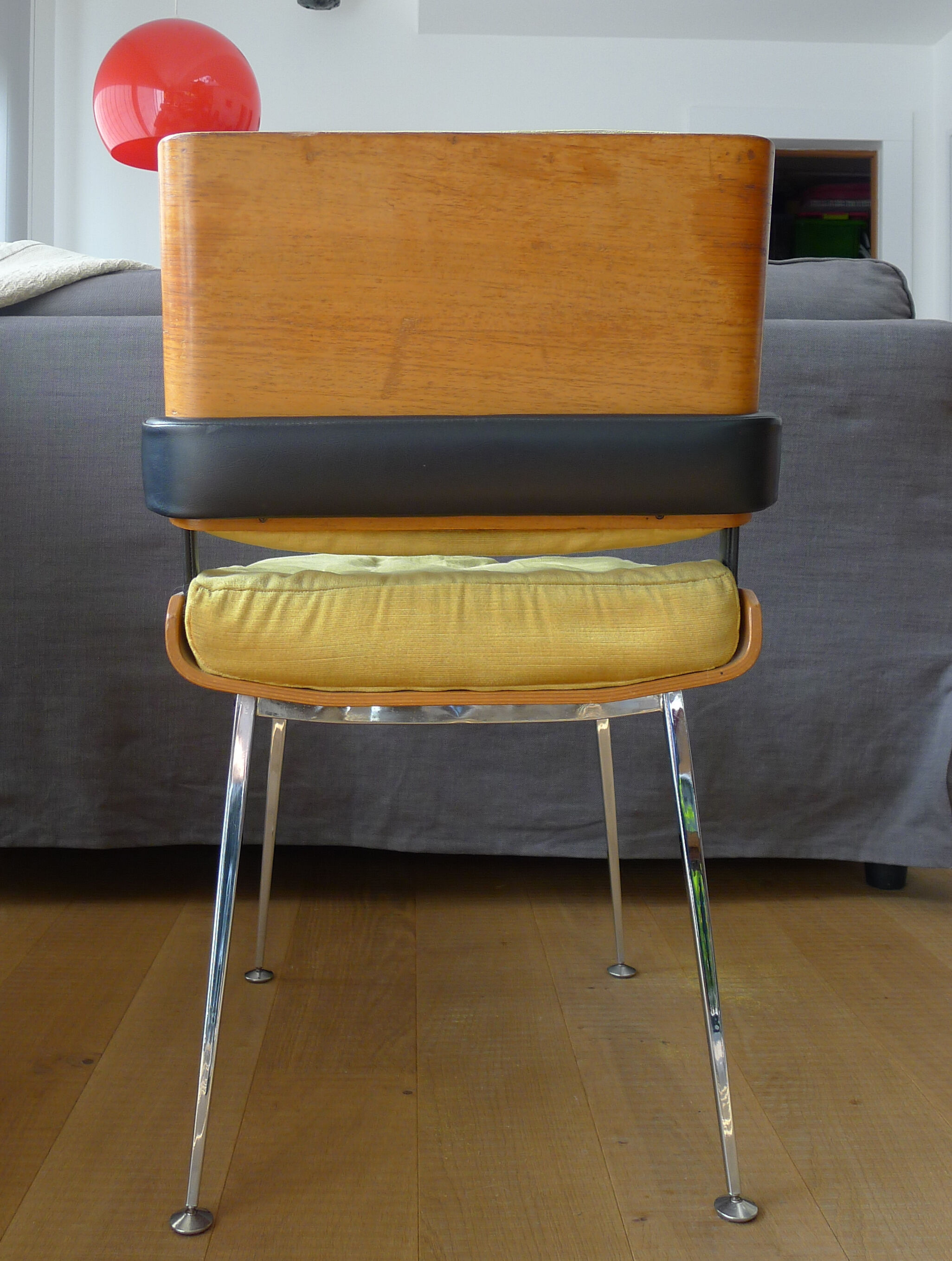 Chaise de chez Modern'Tube série Marcom