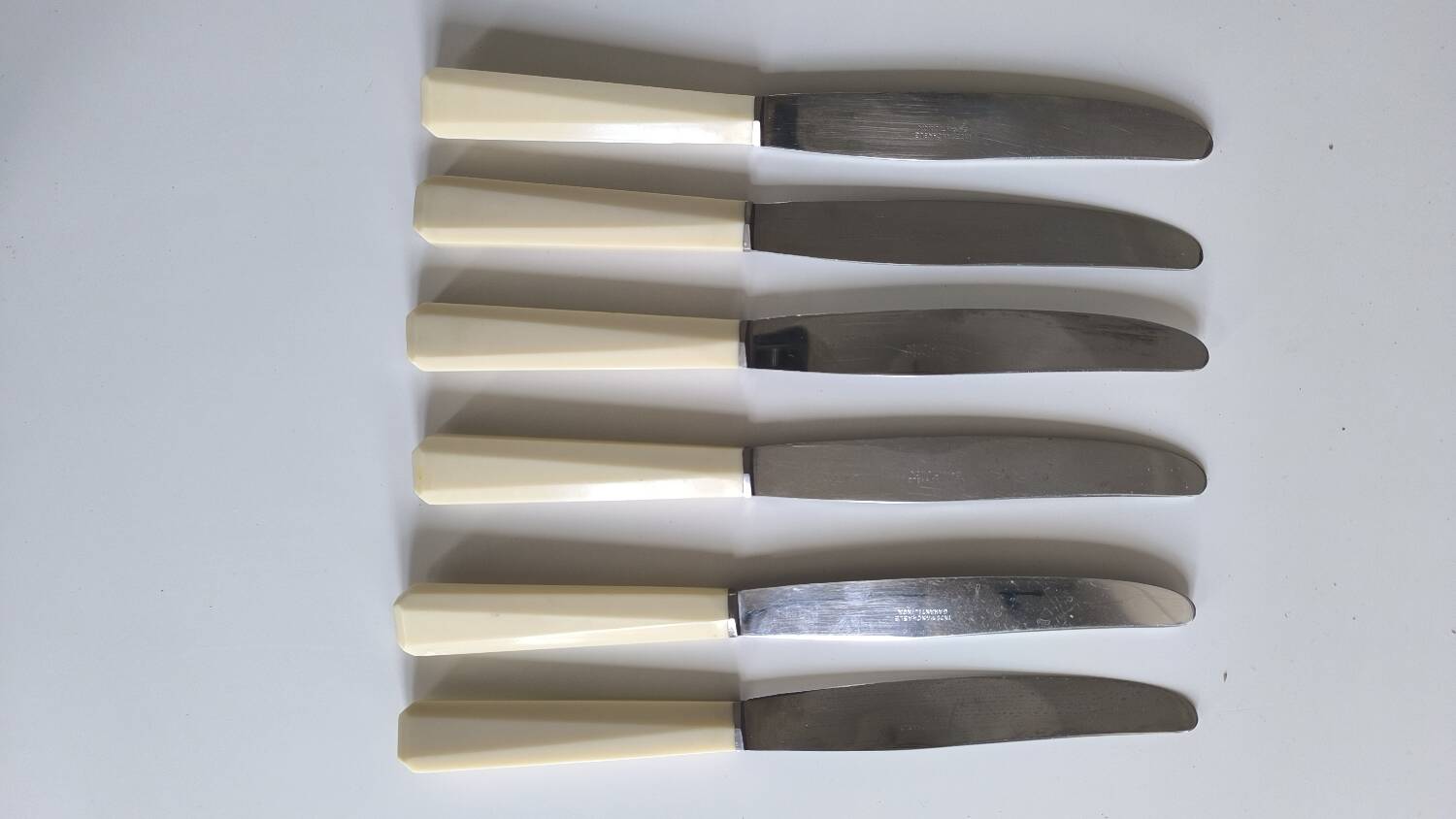 Set de 6 couteaux en inox et bakélite