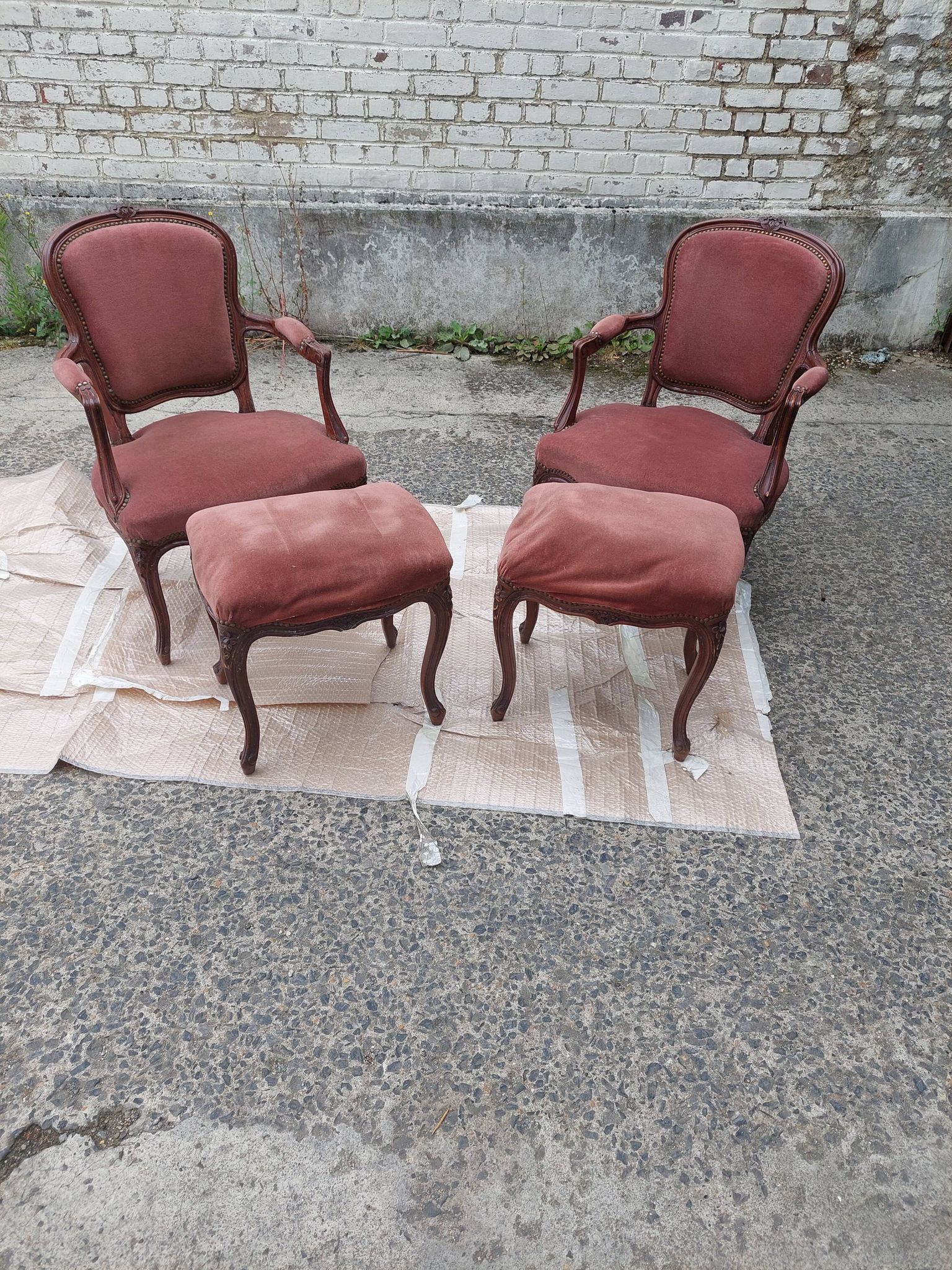Paire de fauteuils avec ses reposes pieds style Louis Philippe en noyer