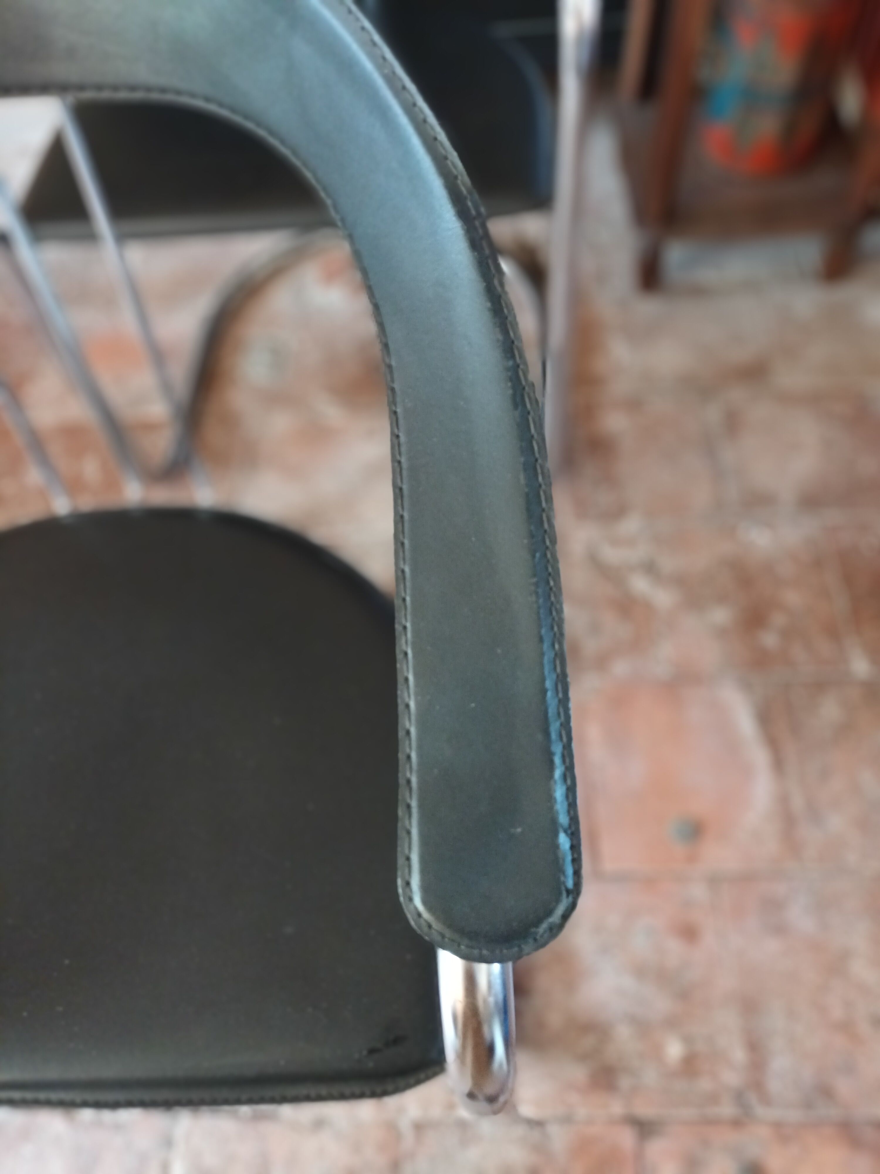 Quatre chaises avec accoudoirs style Arrben