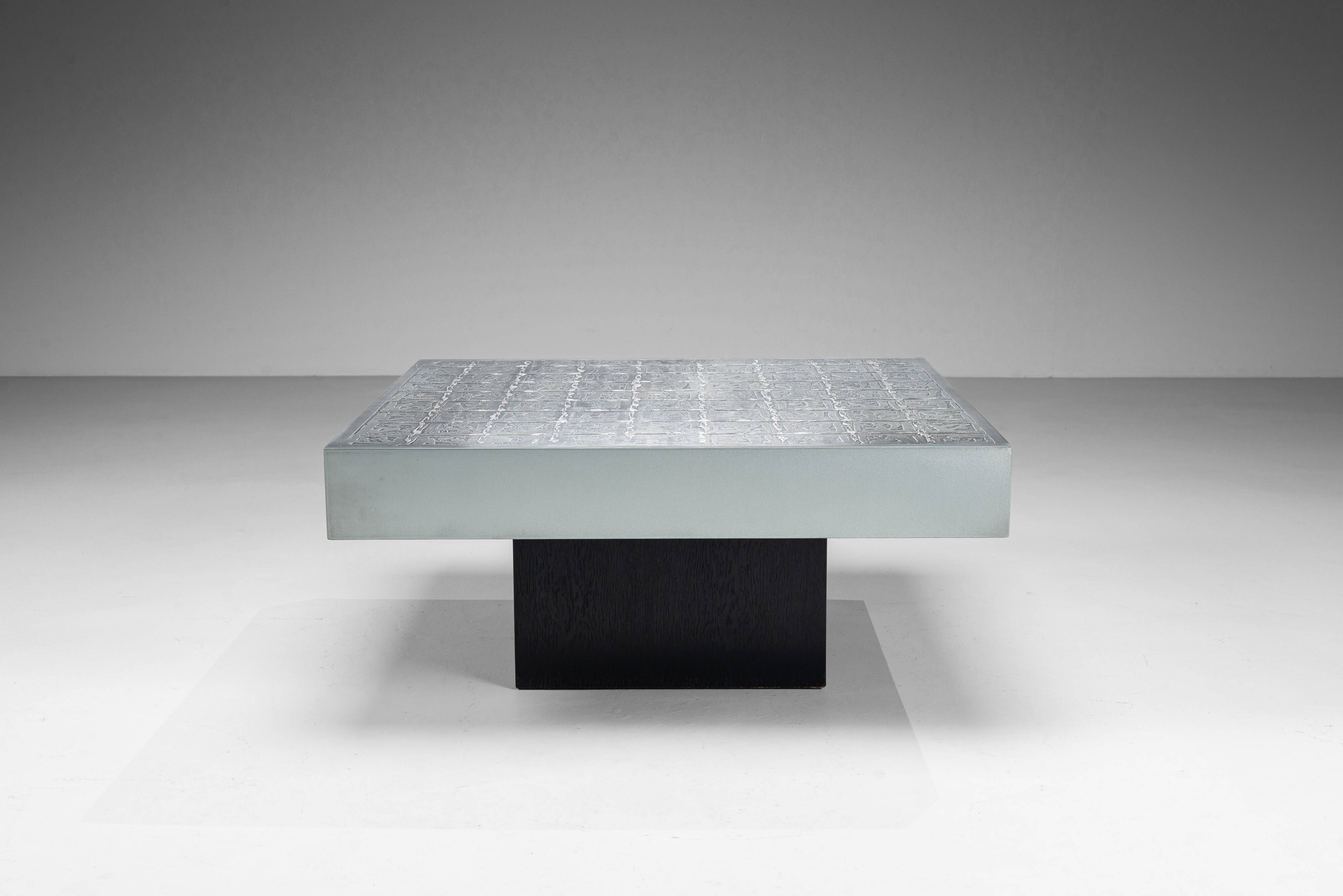 Table basse gravée par Bernhard Rohne