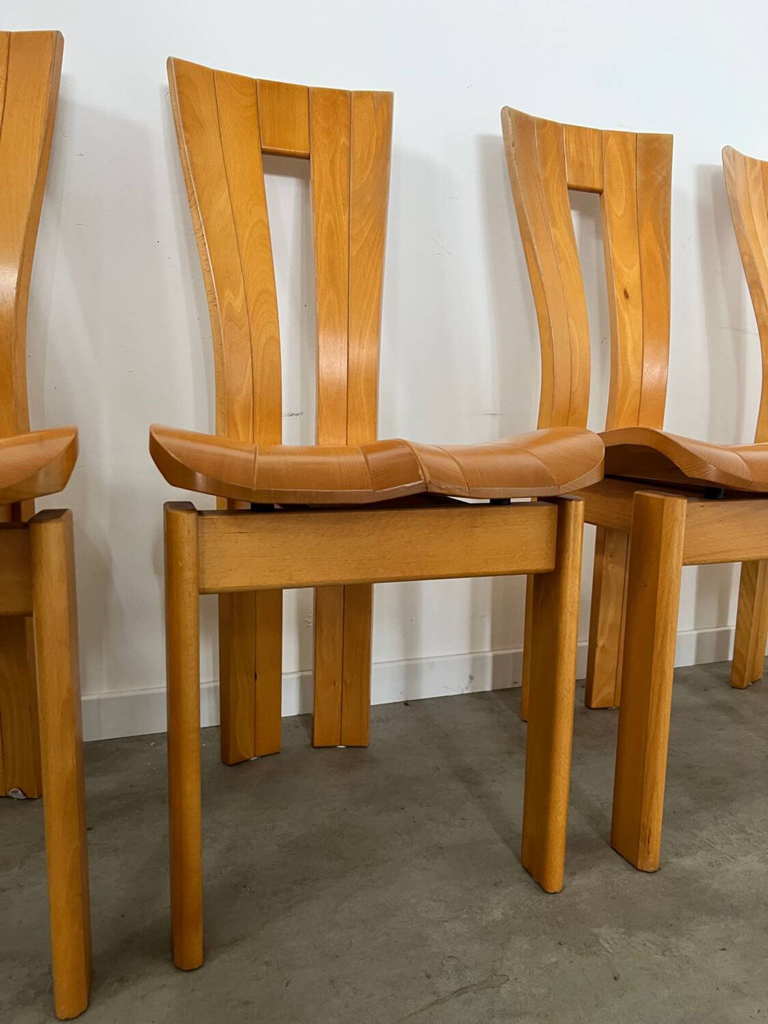 4 old French design solid elm chairs from the 70s vintage