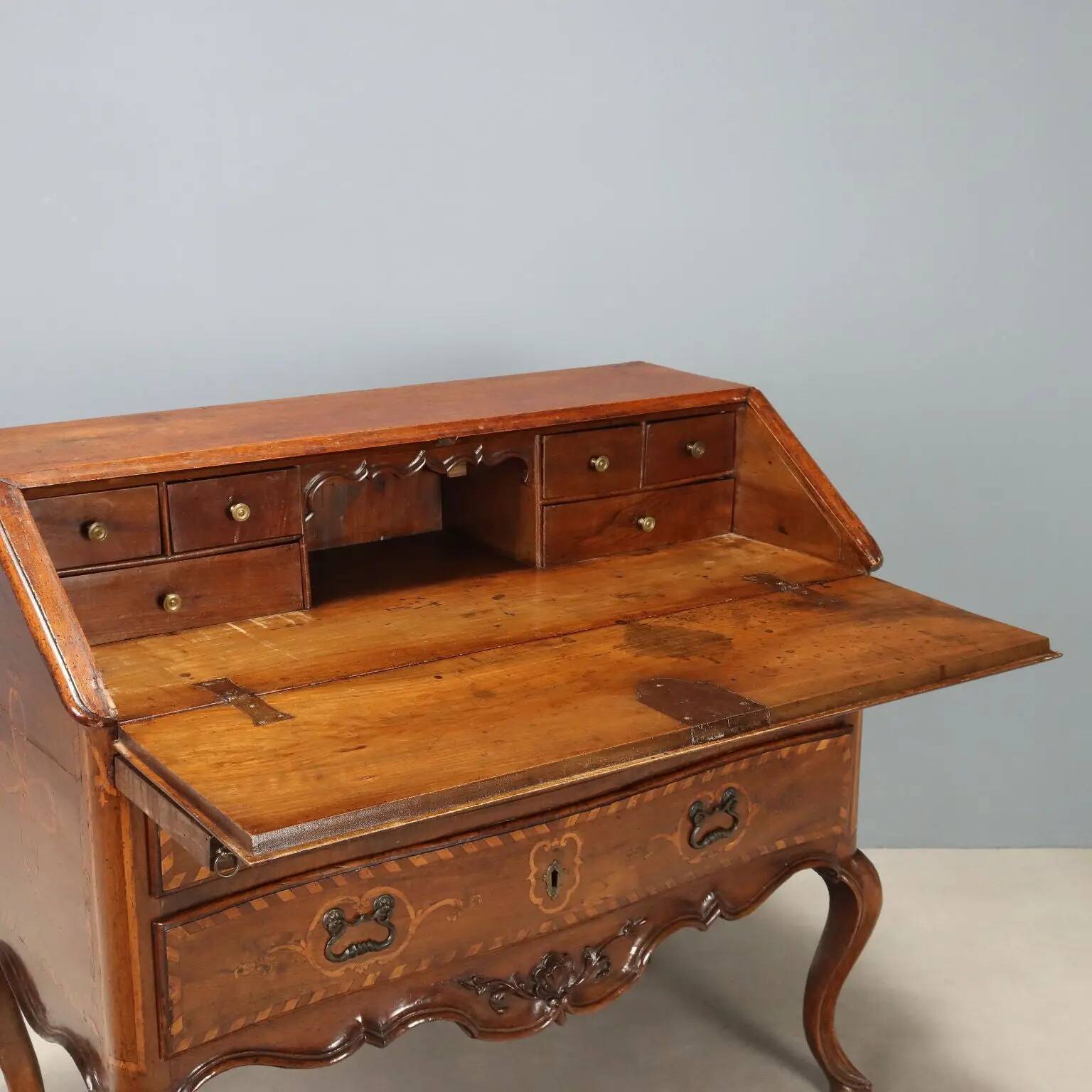 Antique baroque secretary cabinet with a drop-down front in walnut and maple, Italy, 18th century.