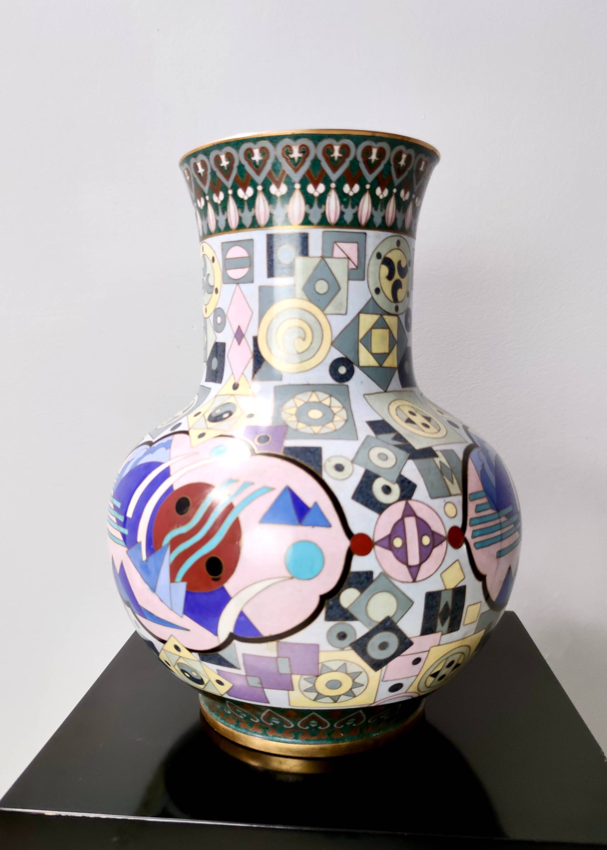 Vase cloisonné chinois Jingfa coloré avec base en laiton