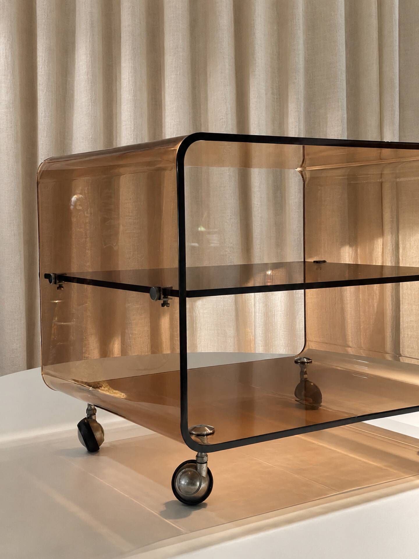 Chariot de service vintage en lucite fumé marron – Attribué à Michel Dum