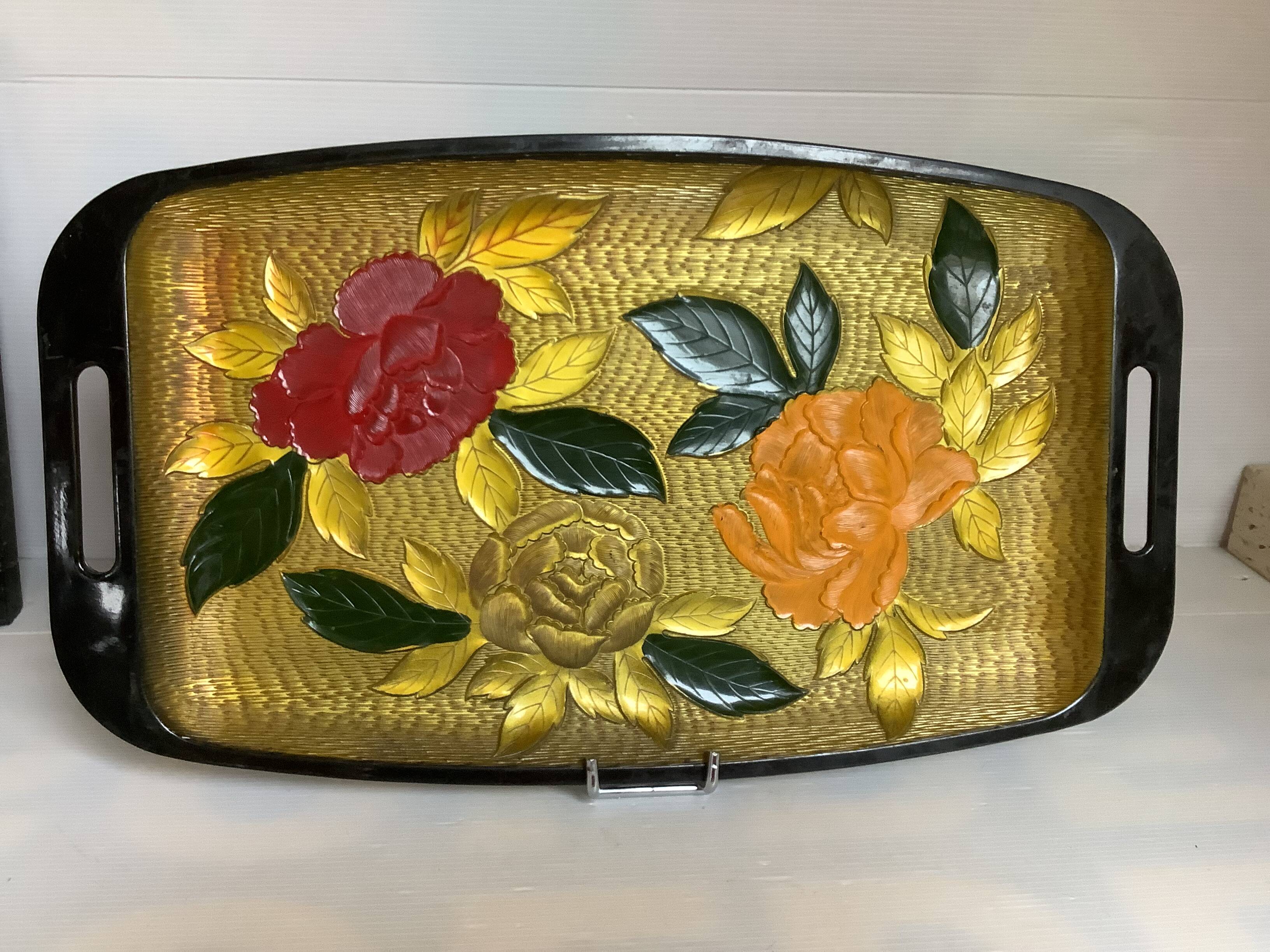 Multicolored flower tray