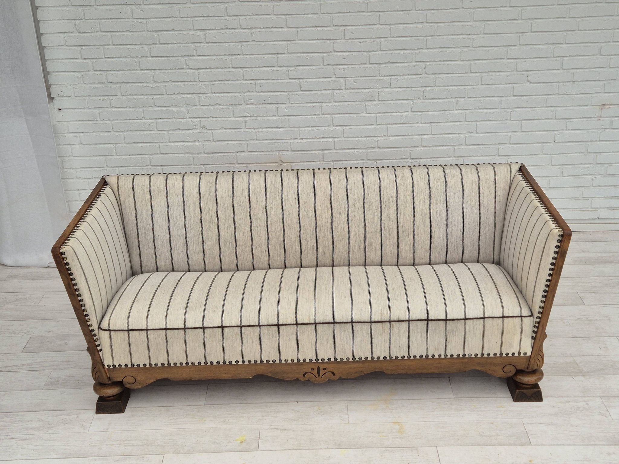 Années 1950, design scandinave, fauteuil retapissé, tissu blanc/gris clair, bois de chêne.
