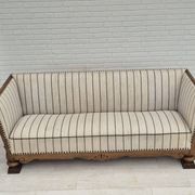 Années 1950, design scandinave, fauteuil retapissé, tissu blanc/gris clair, bois de chêne.