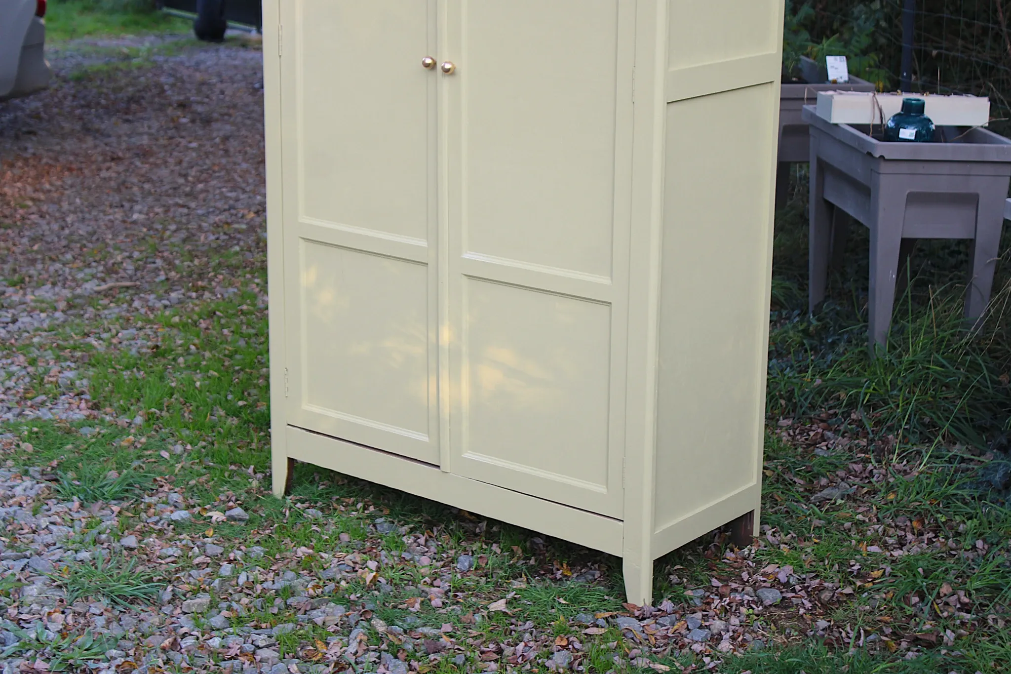Parisian wardrobe in Clay Green wood – 2 moulded doors – H188 cm