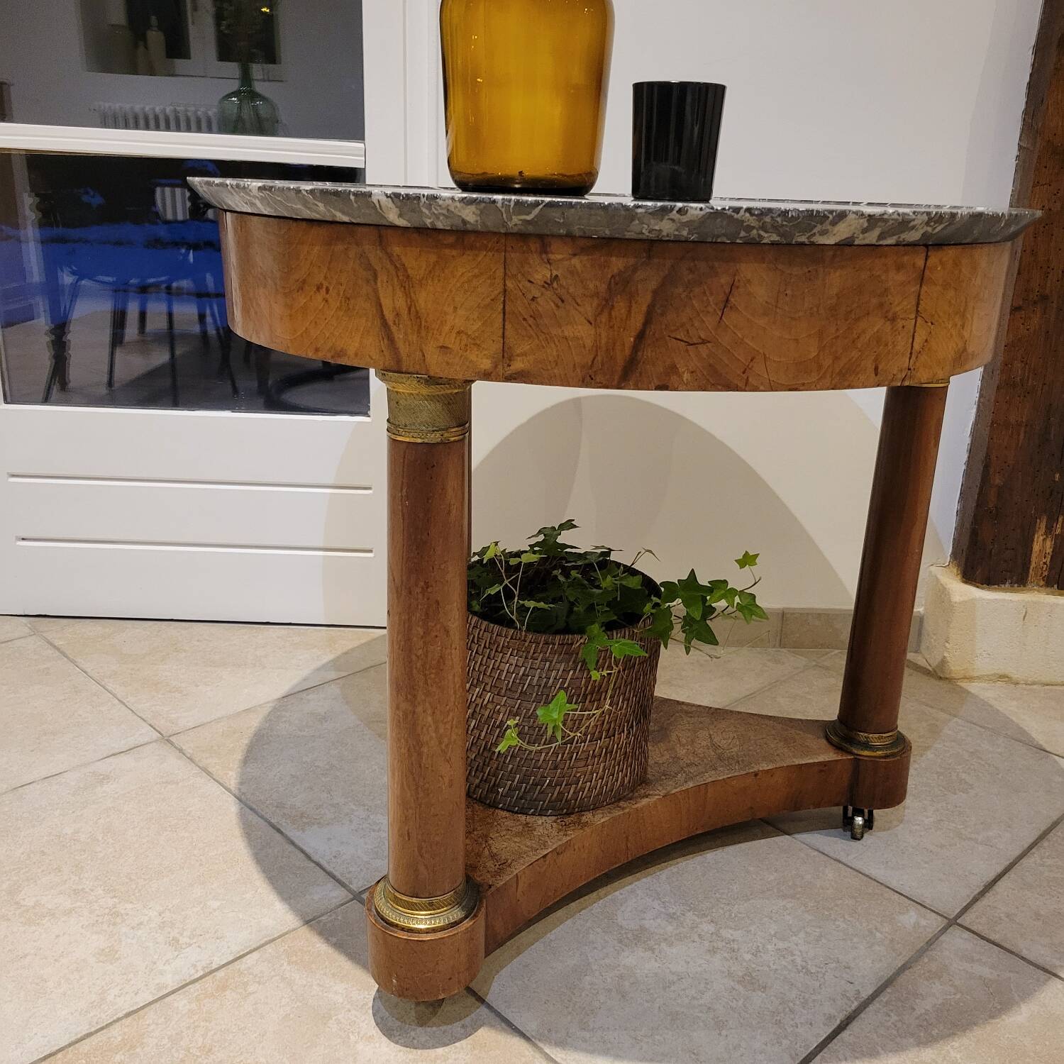Round table / pedestal table in marble top, Empire period