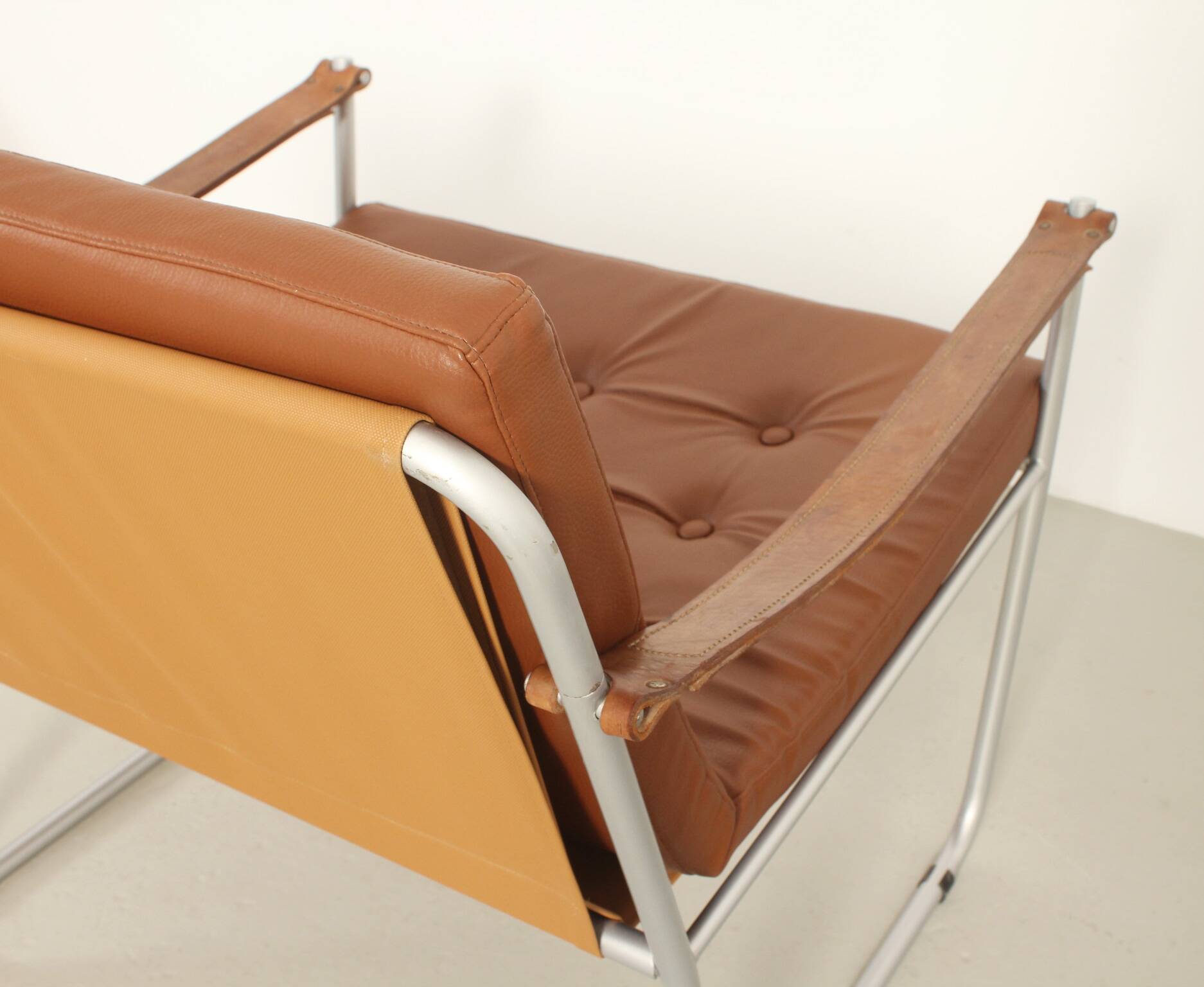 Paire de fauteuils de style safari avec accoudoirs en sangles de cuir, 1960