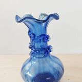 Vase en verre bleu soufflé