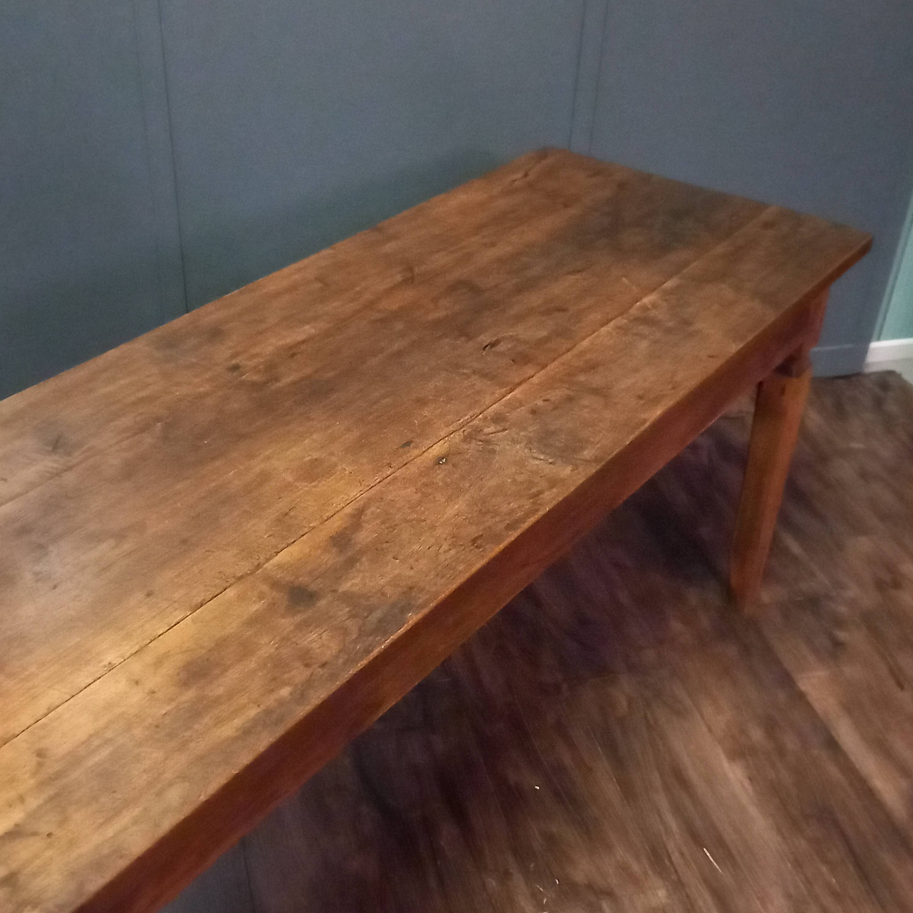 Table de ferme française antique en bois fruitier